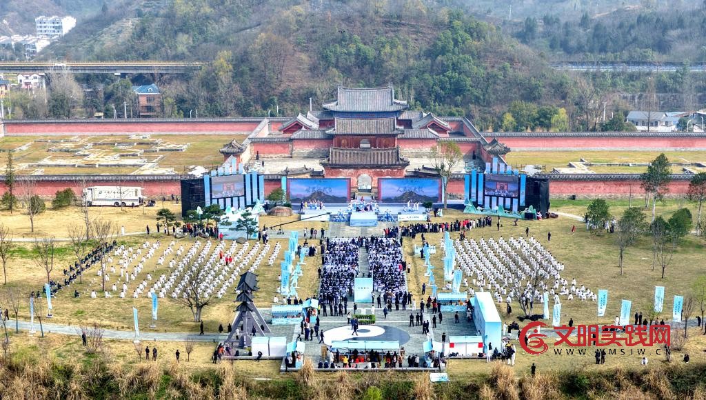 首个“国际太极拳日”十堰会场主题展演活动在武当山举行 首个“国际太极拳日”十堰会场主题展演活动在武当山举行