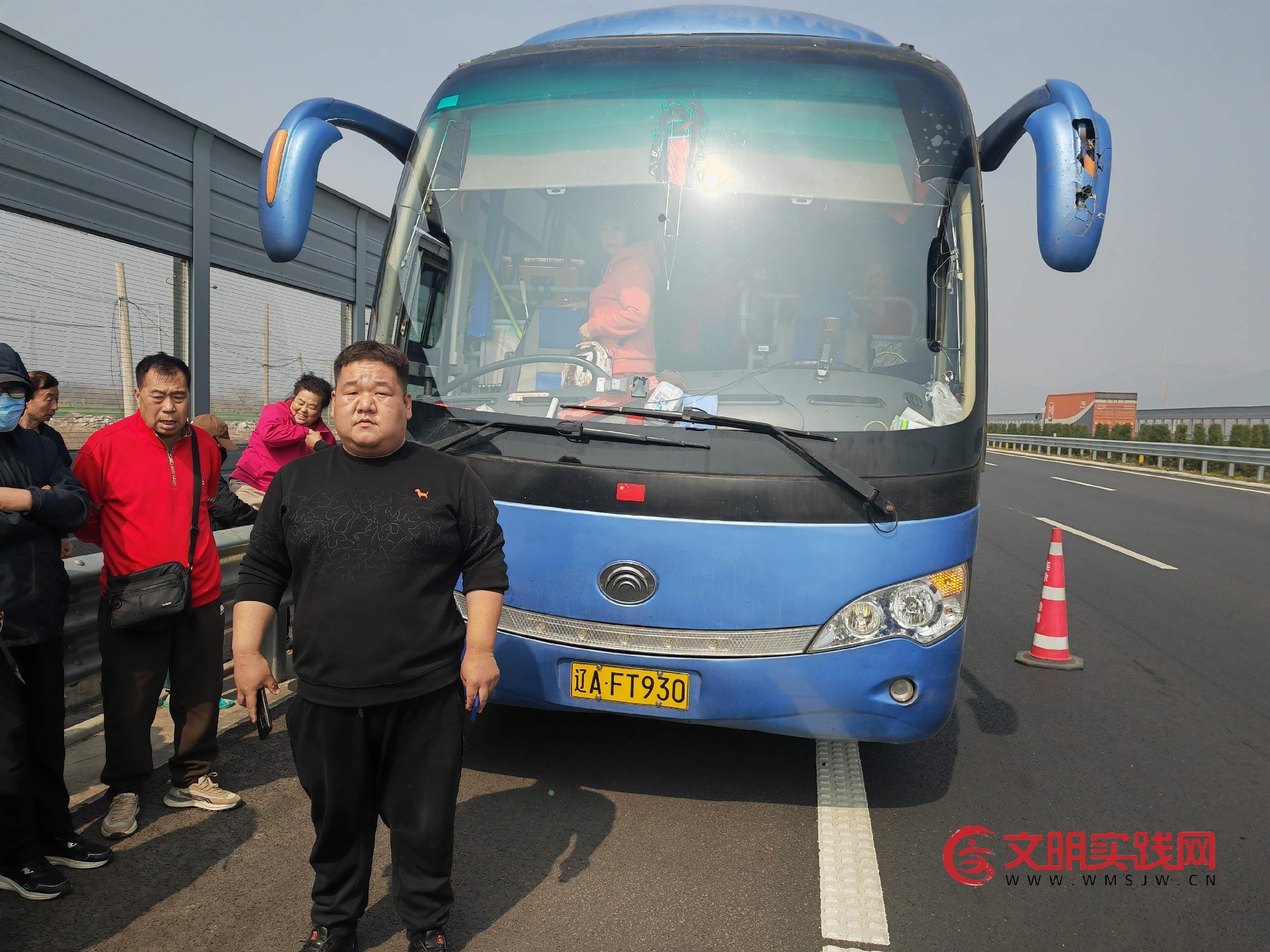 “高速雷锋车”温情护航  36名乘客化险为夷   ——江苏省交通综合执法局连徐支队高效处置客车爆胎险情