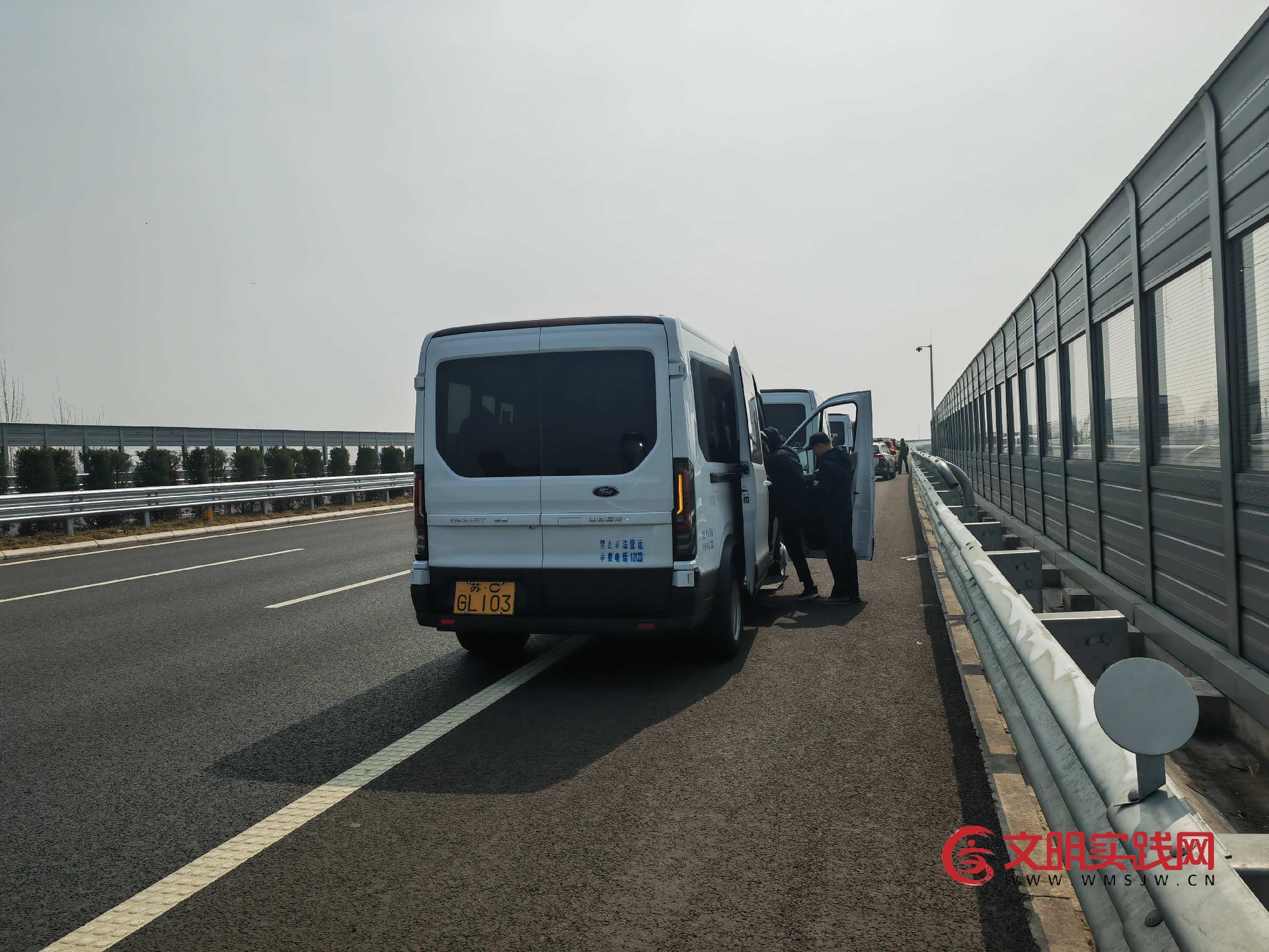 “高速雷锋车”温情护航  36名乘客化险为夷   ——江苏省交通综合执法局连徐支队高效处置客车爆胎险情