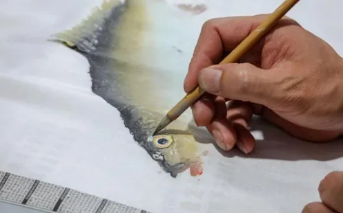 拓鱼鼎新,墨韵留鲜——巧构妙思绘鱼姿,鱼拓构图展非遗新韵 image.png