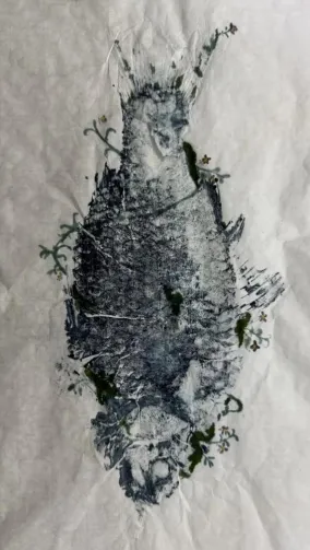 拓鱼鼎新,墨韵留鲜——巧构妙思绘鱼姿,鱼拓构图展非遗新韵 image.png