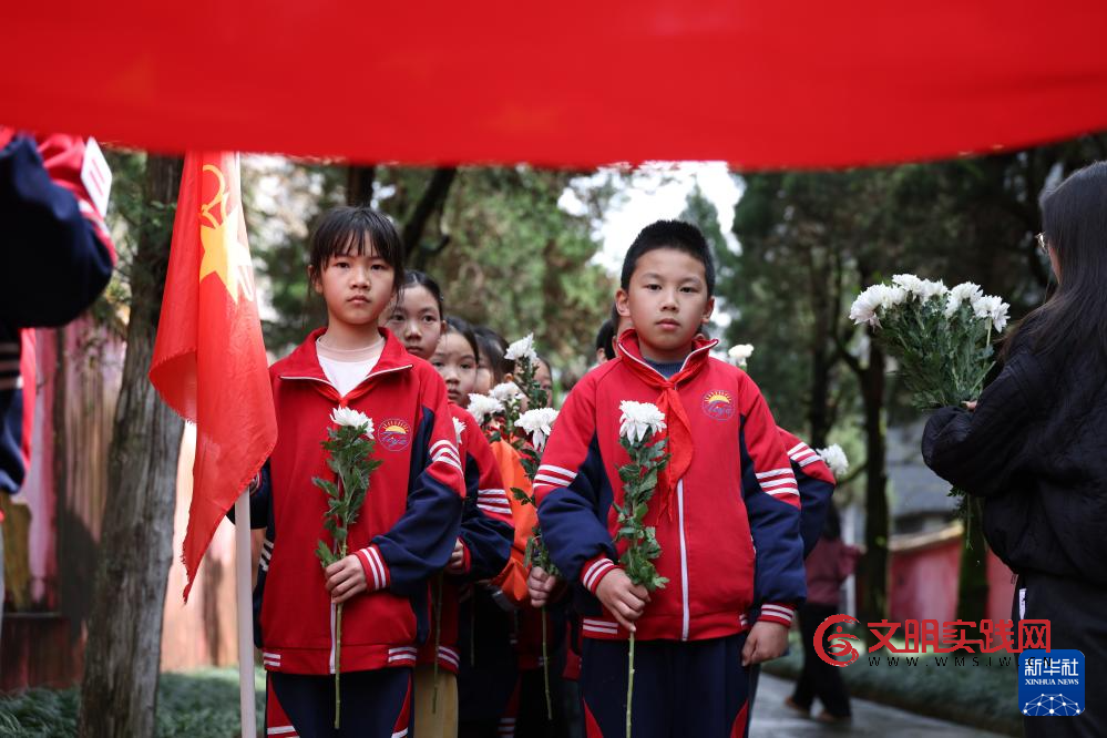 清明节前祭先烈
