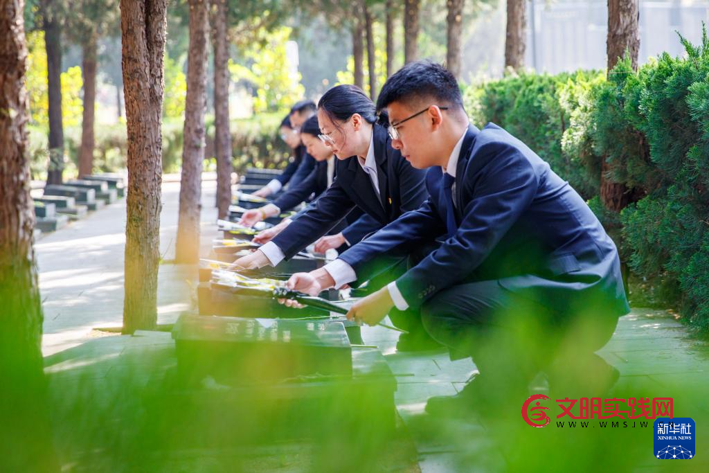 清明节前祭先烈