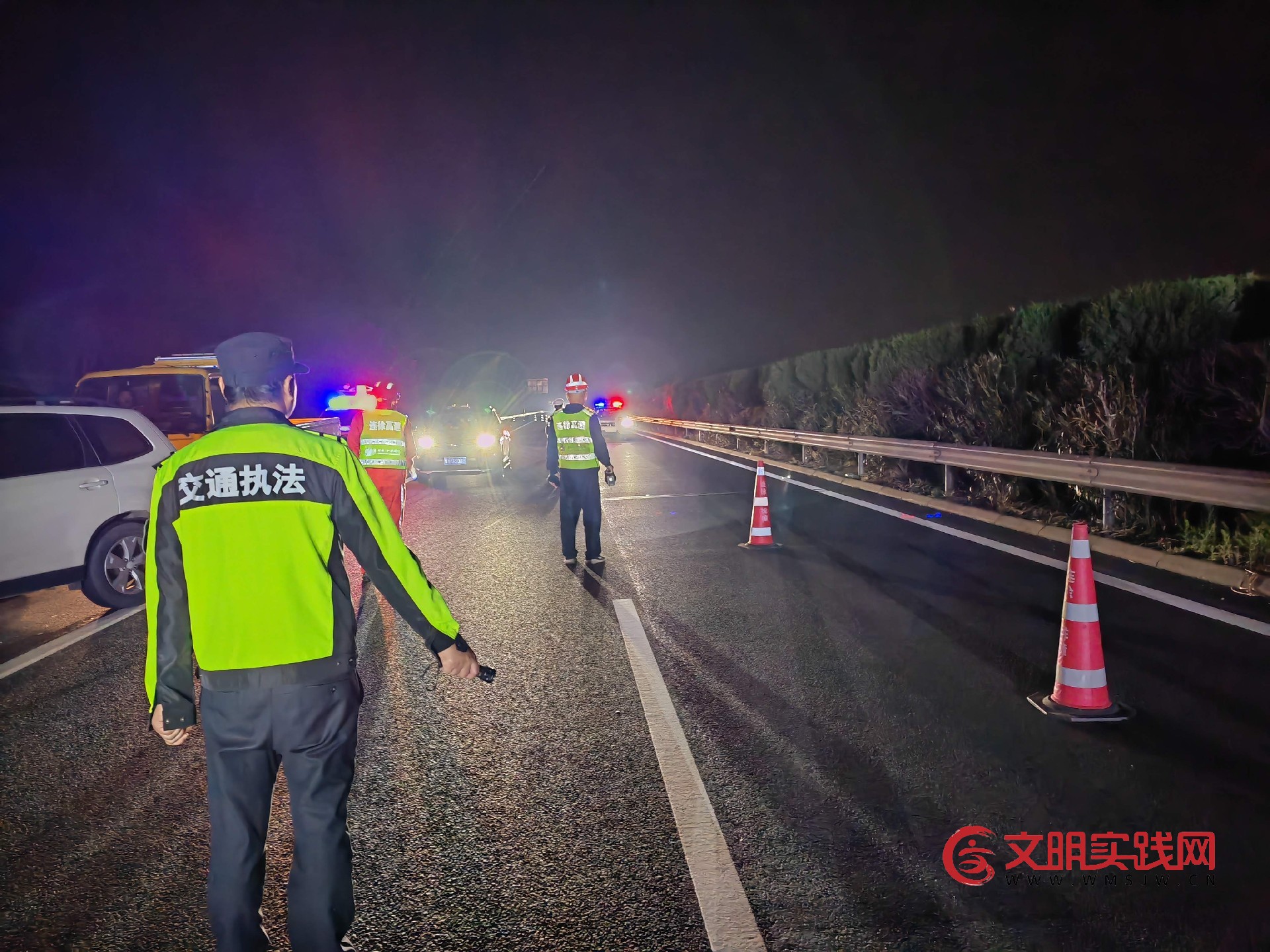 清明假期前夕连霍高速发生追尾侧翻事故 执法人员快速处置保畅通