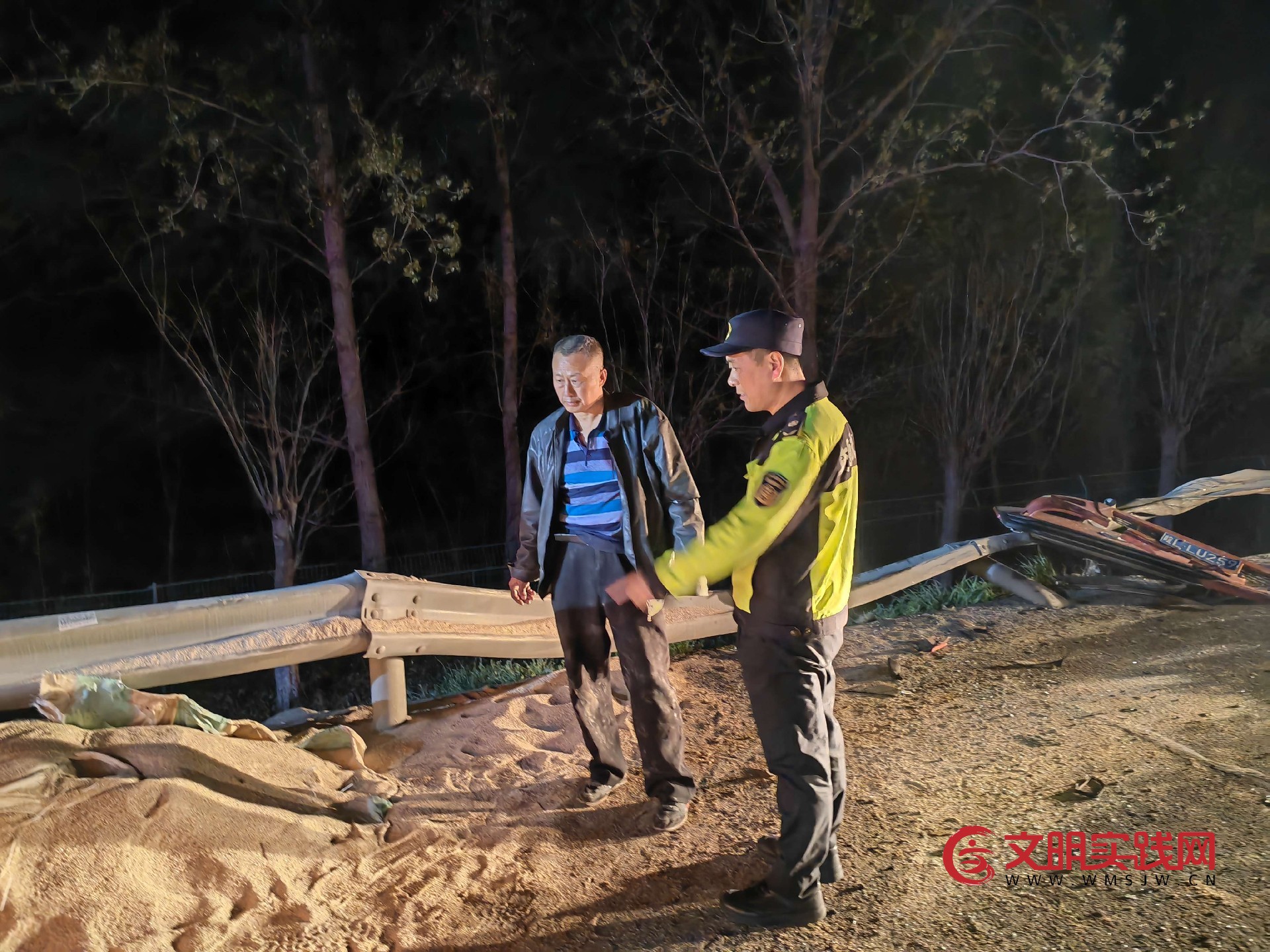 清明假期前夕连霍高速发生追尾侧翻事故 执法人员快速处置保畅通