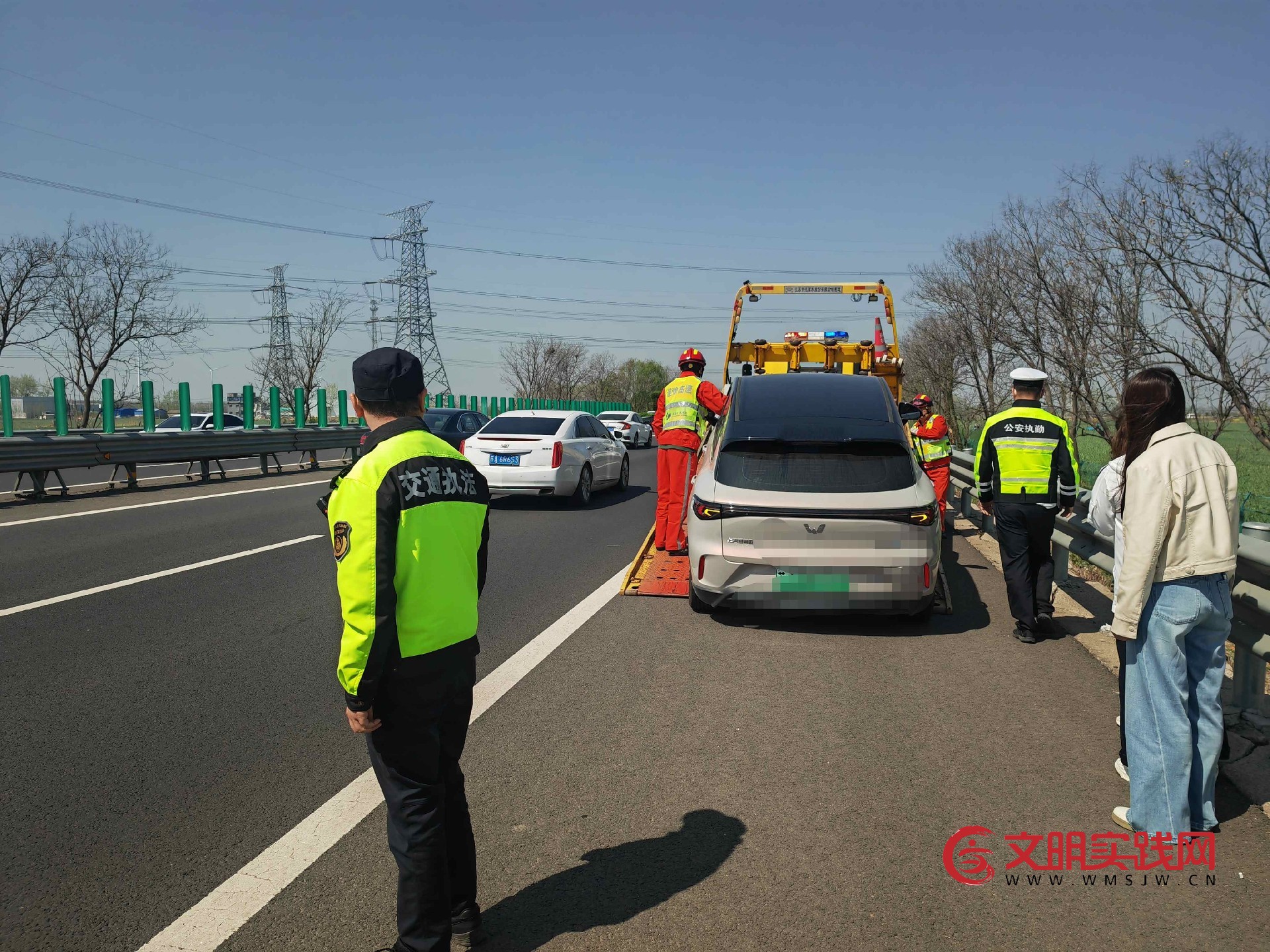 “高速雷锋车”暖心护航 筑牢“清明”出行安全防线