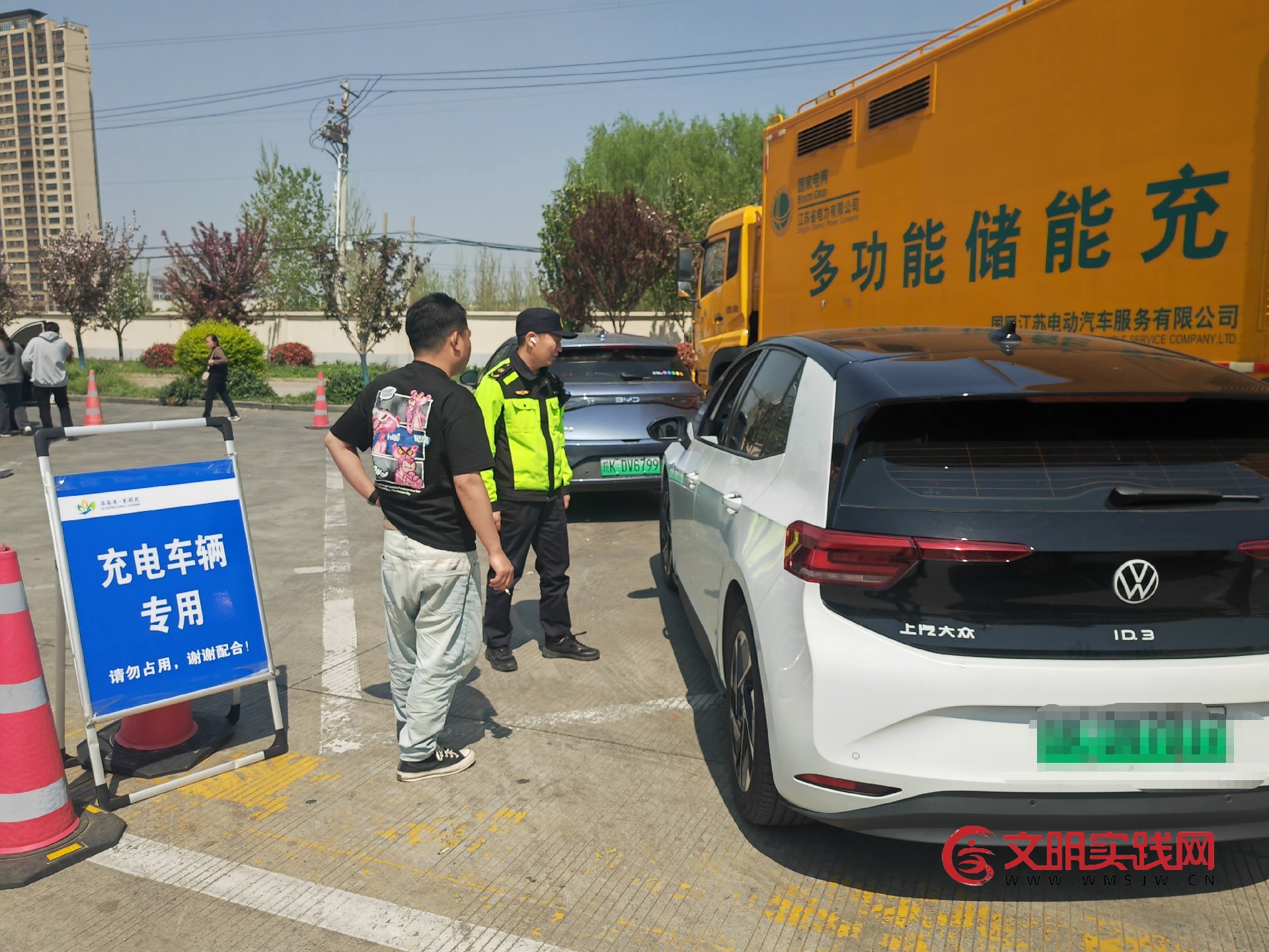 “高速雷锋车”暖心护航 筑牢“清明”出行安全防线