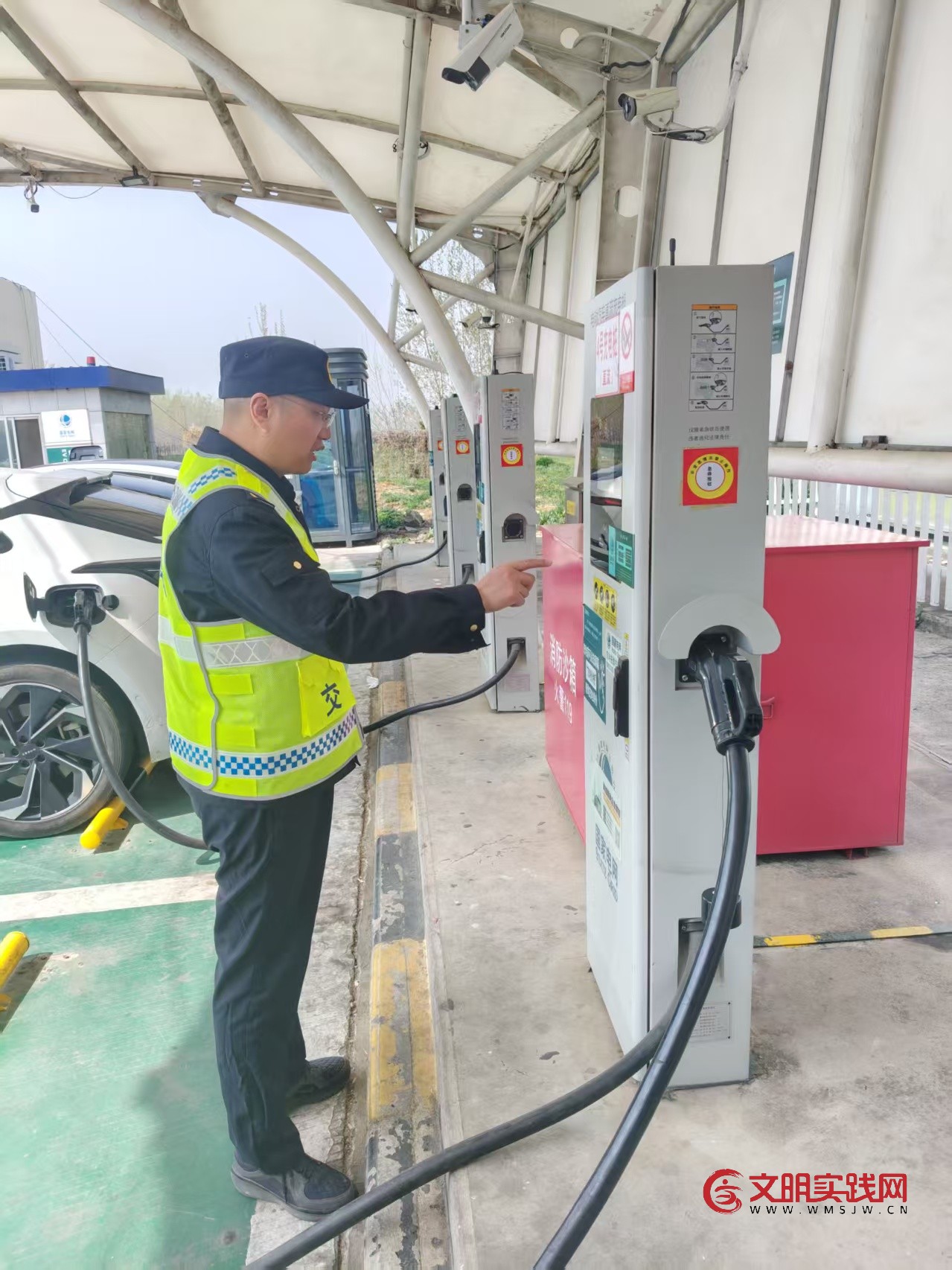 护航春假清明 连徐高速雷锋车在行动 护航春假清明 连徐高速雷锋车在行动