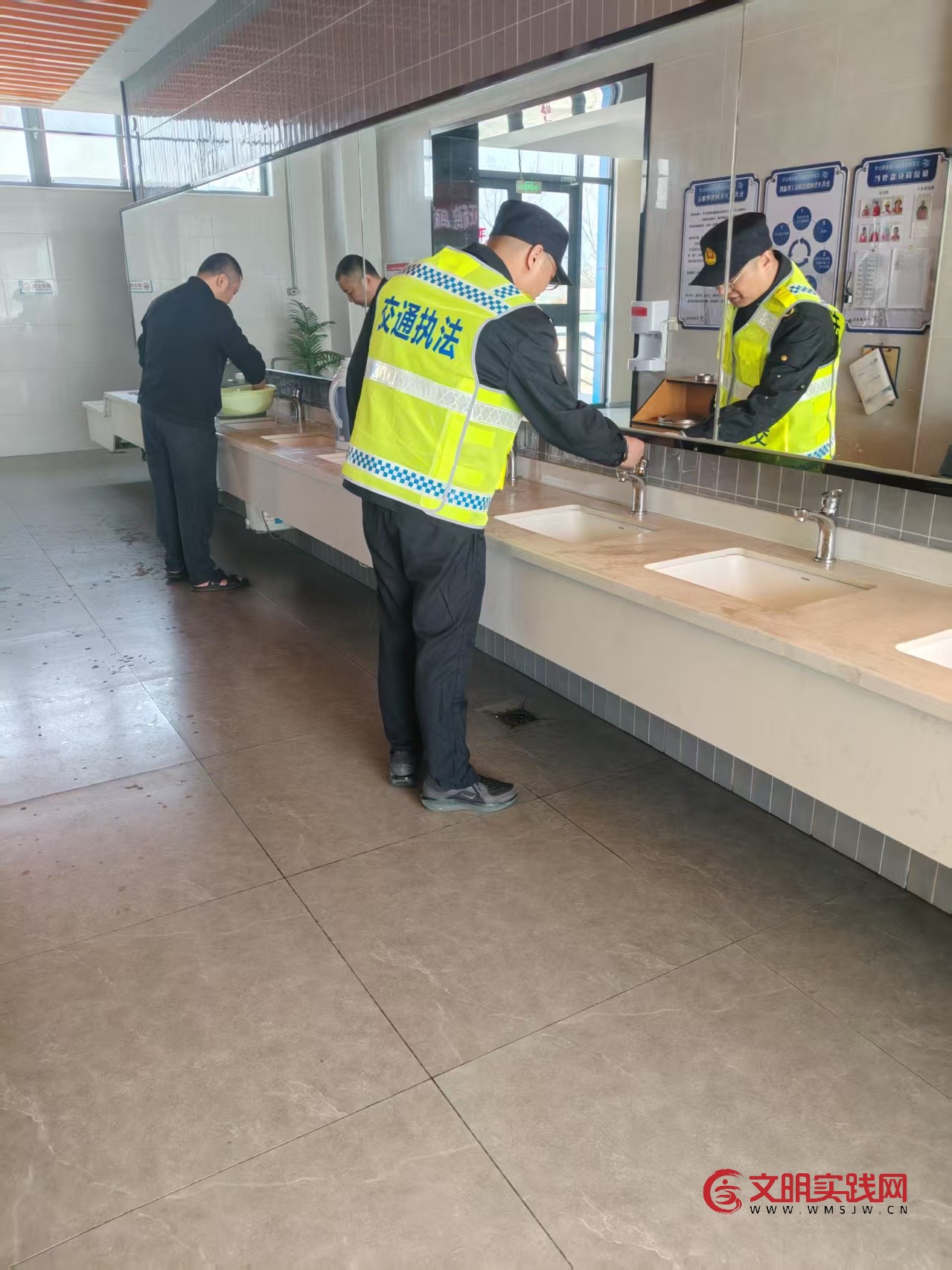 护航春假清明 连徐高速雷锋车在行动 护航春假清明 连徐高速雷锋车在行动