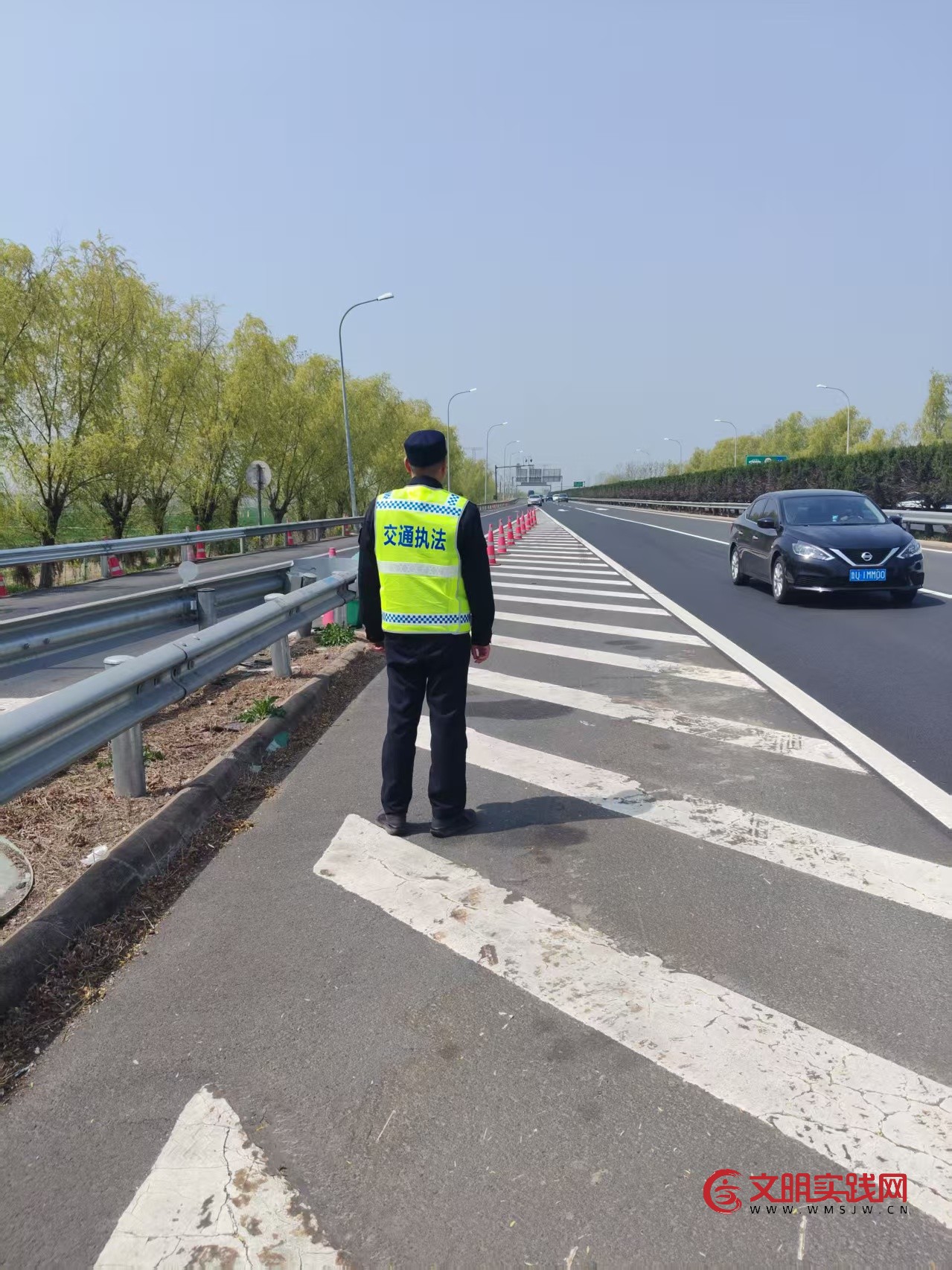 护航春假清明 连徐高速雷锋车在行动 护航春假清明 连徐高速雷锋车在行动