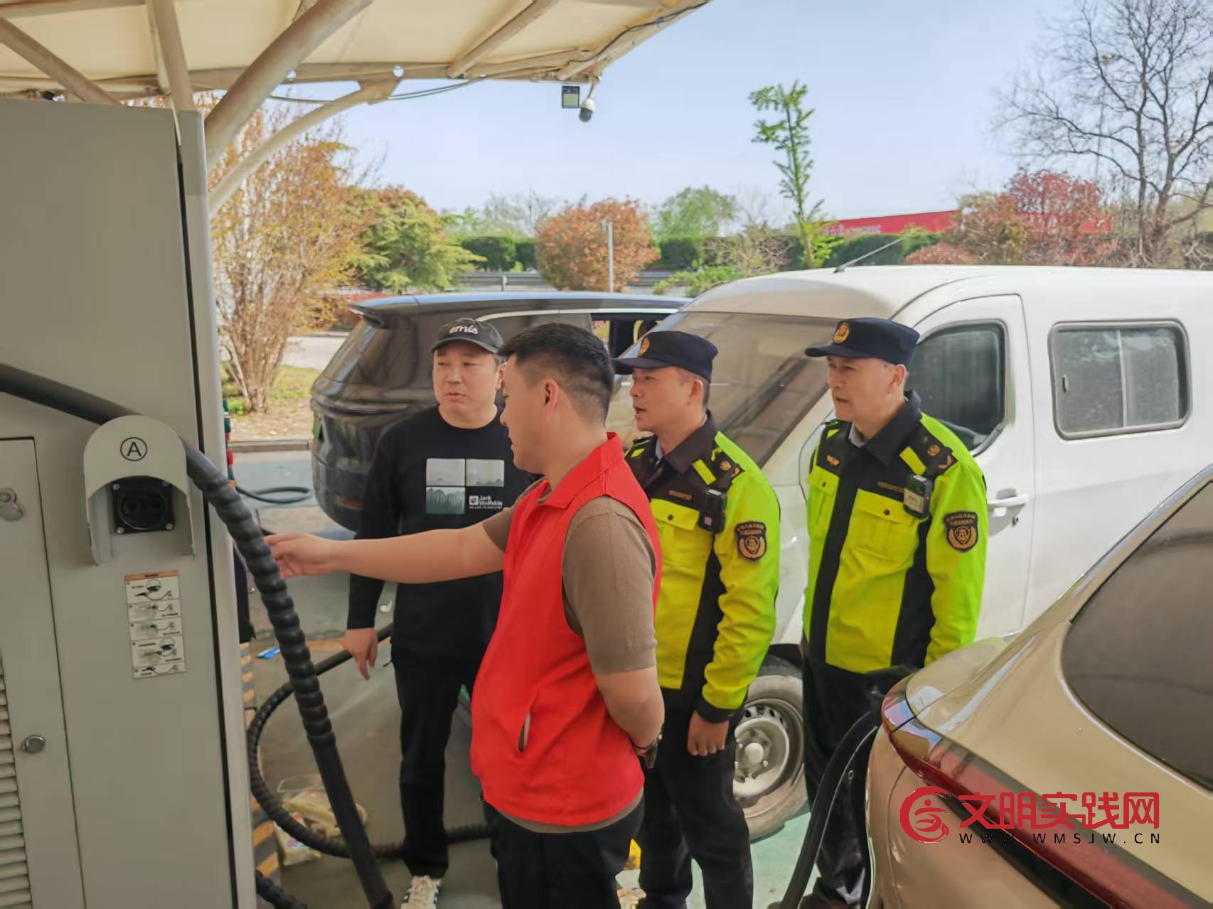 连徐支队第五大队:暖心服务伴旅途为清明假期高速畅行助力添彩 连徐支队第五大队:暖心服务伴旅途为清明假期高速畅行助力添彩