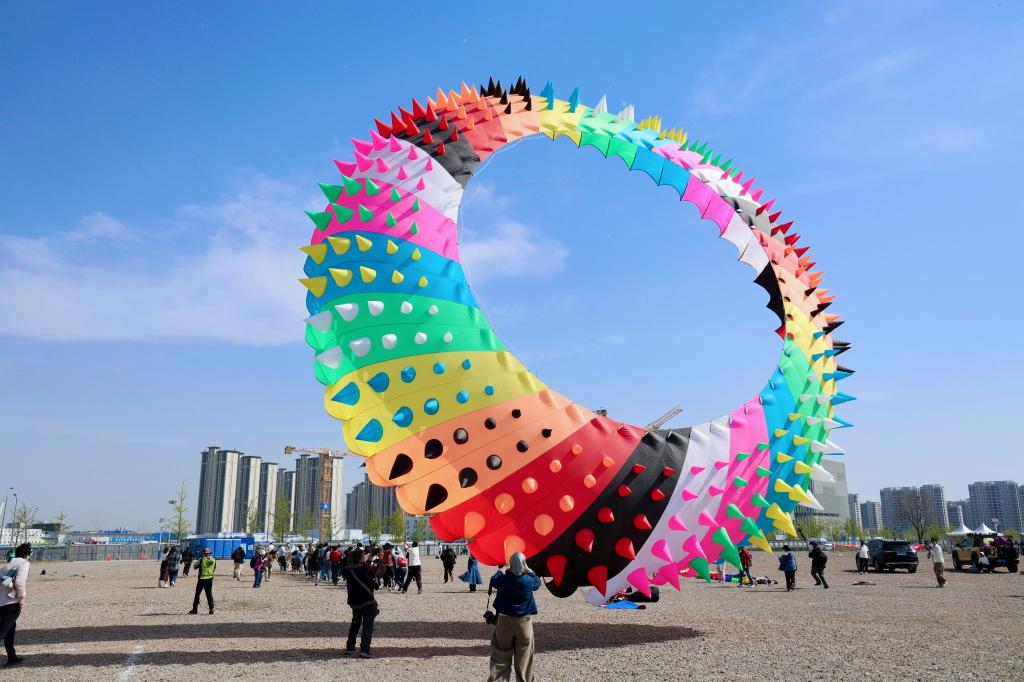 15支国内外风筝代表队齐聚北京园博园“斗鸢” 15支国内外风筝代表队齐聚北京园博园“斗鸢”