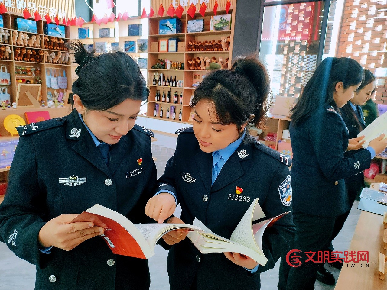 4月22日，民警辅警共读红色经典，交流学习心得，在阅读中筑牢信仰之基。陈怡轩摄.jpg