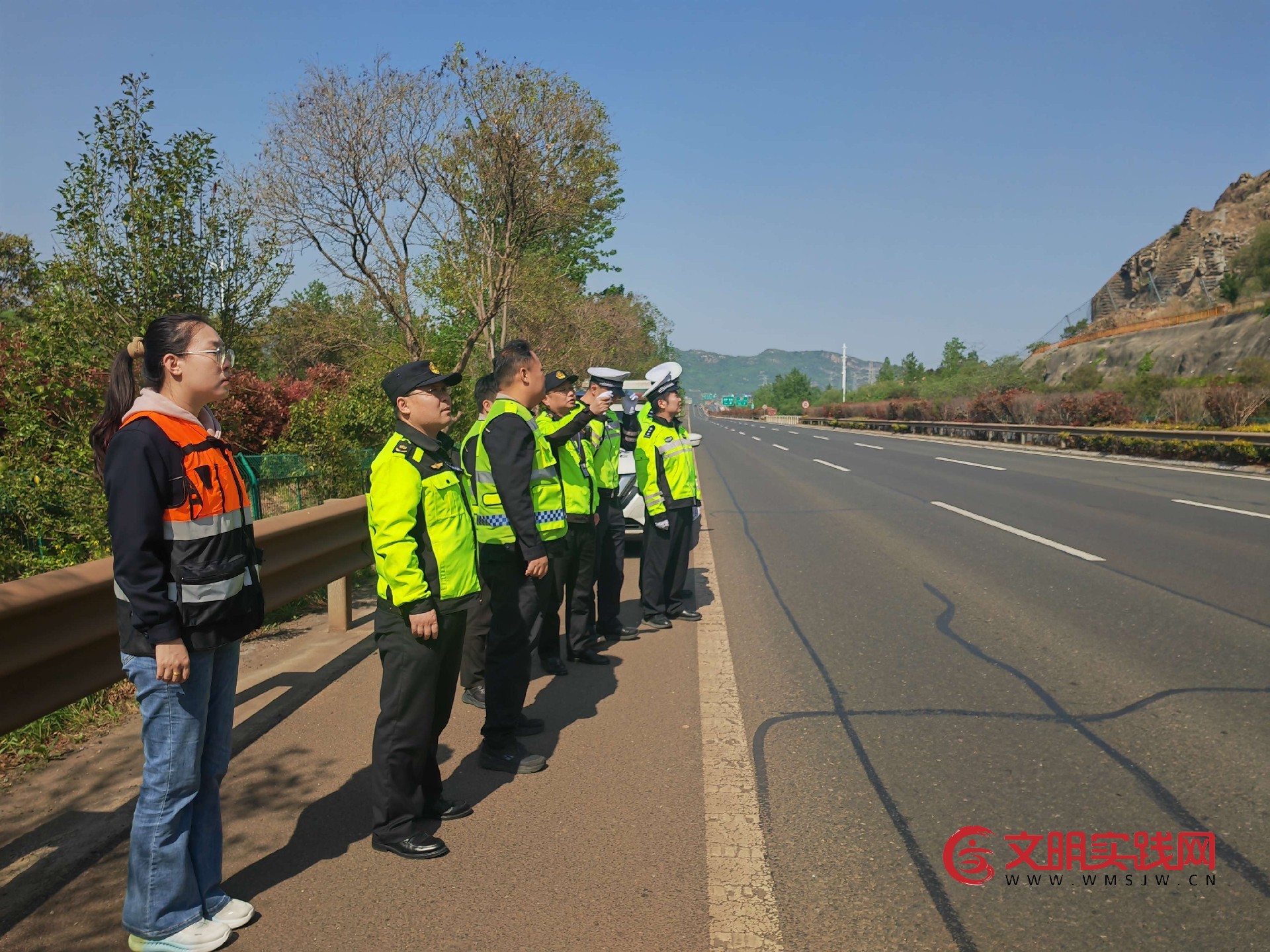 筑牢五一出行安全防线——连徐支队一大队联合一路三方开展节前隐患排查