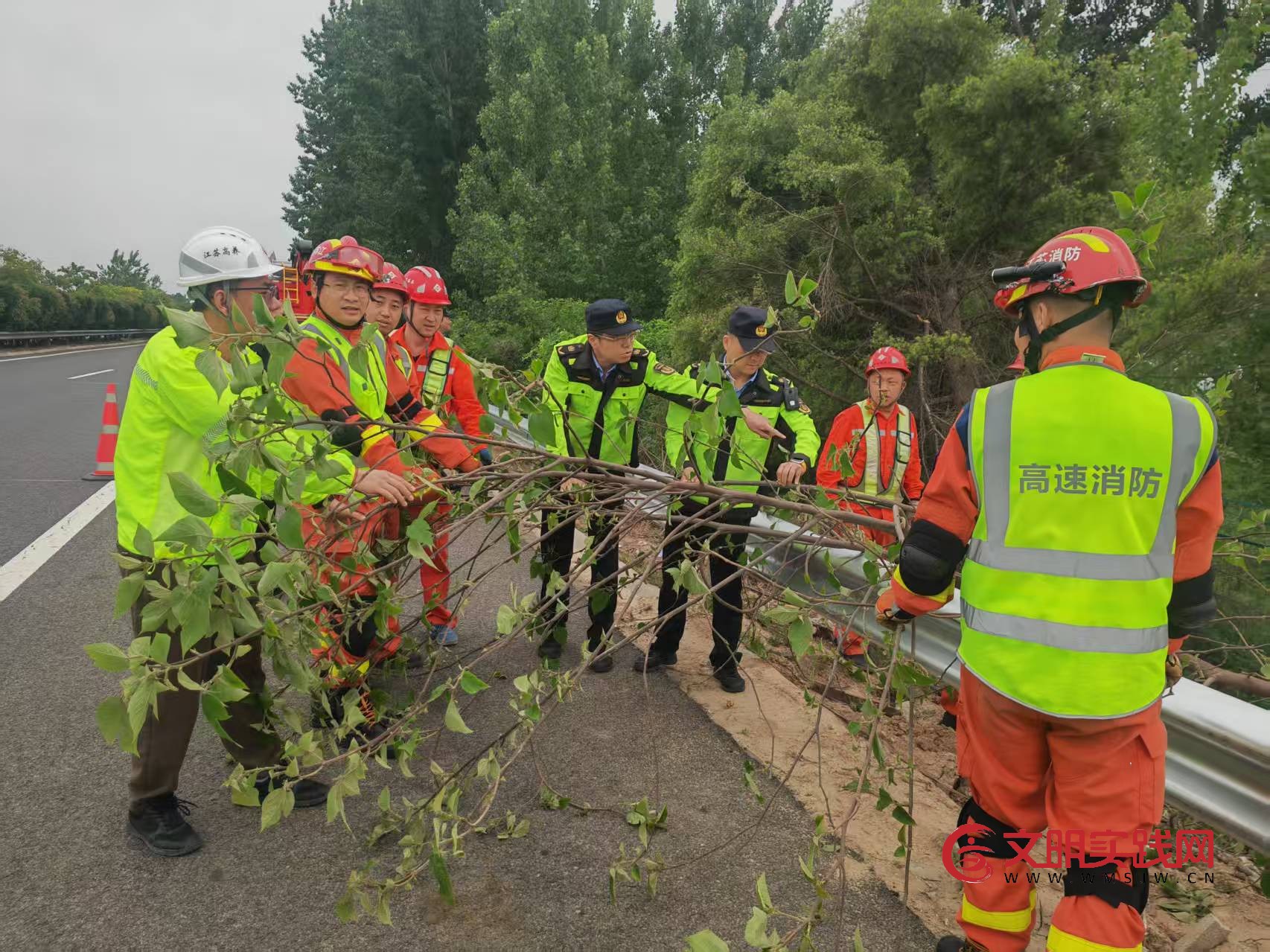 联防联控筑防线 以练备战护平安 ——连徐支队第五大队开展防汛防台护航“五一”出行联合应急演练