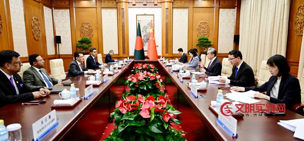 王毅同孟加拉国外长卡利勒会谈