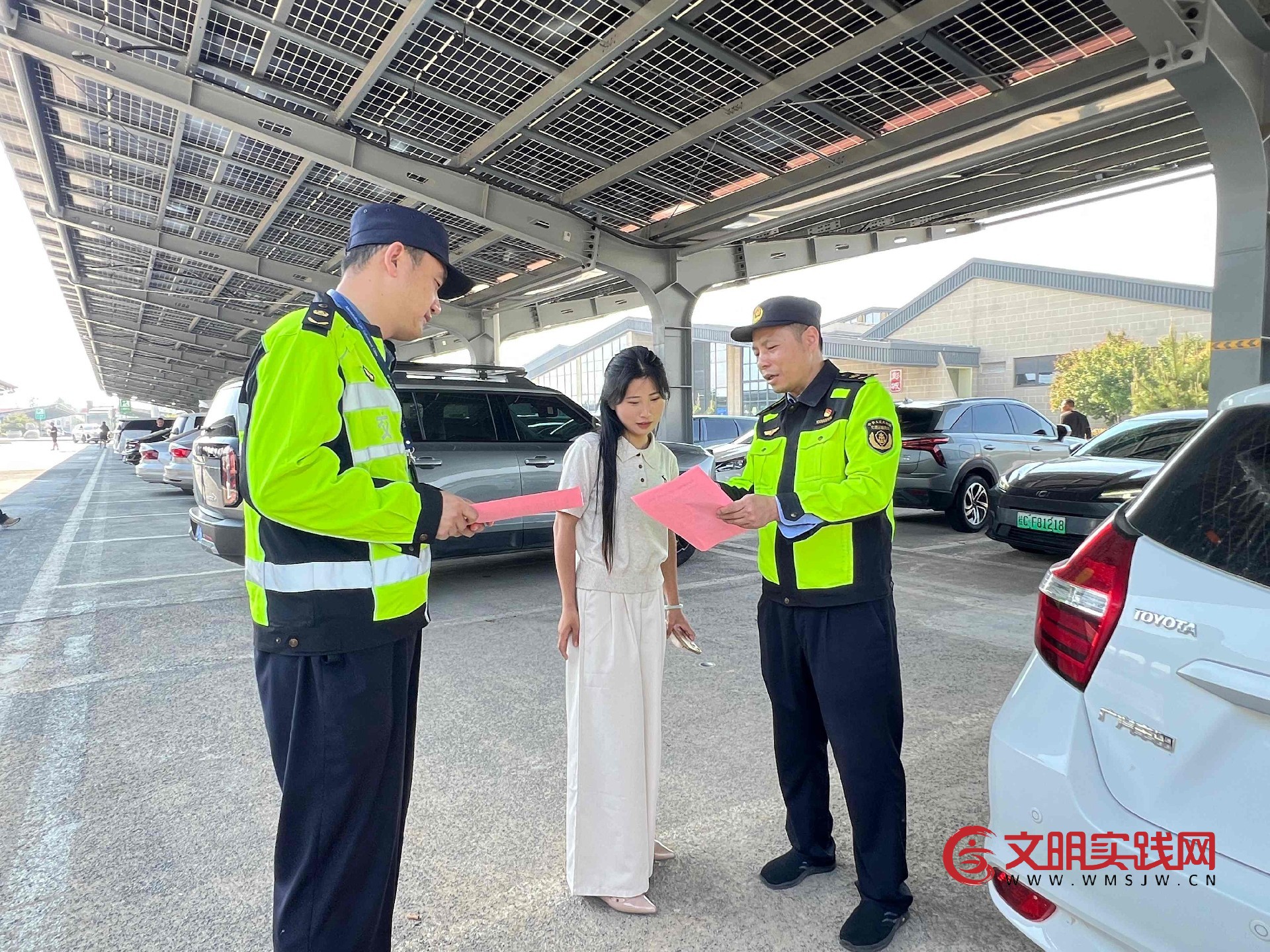 “高速雷锋车”暖心护航  开展保通保畅与普法服务