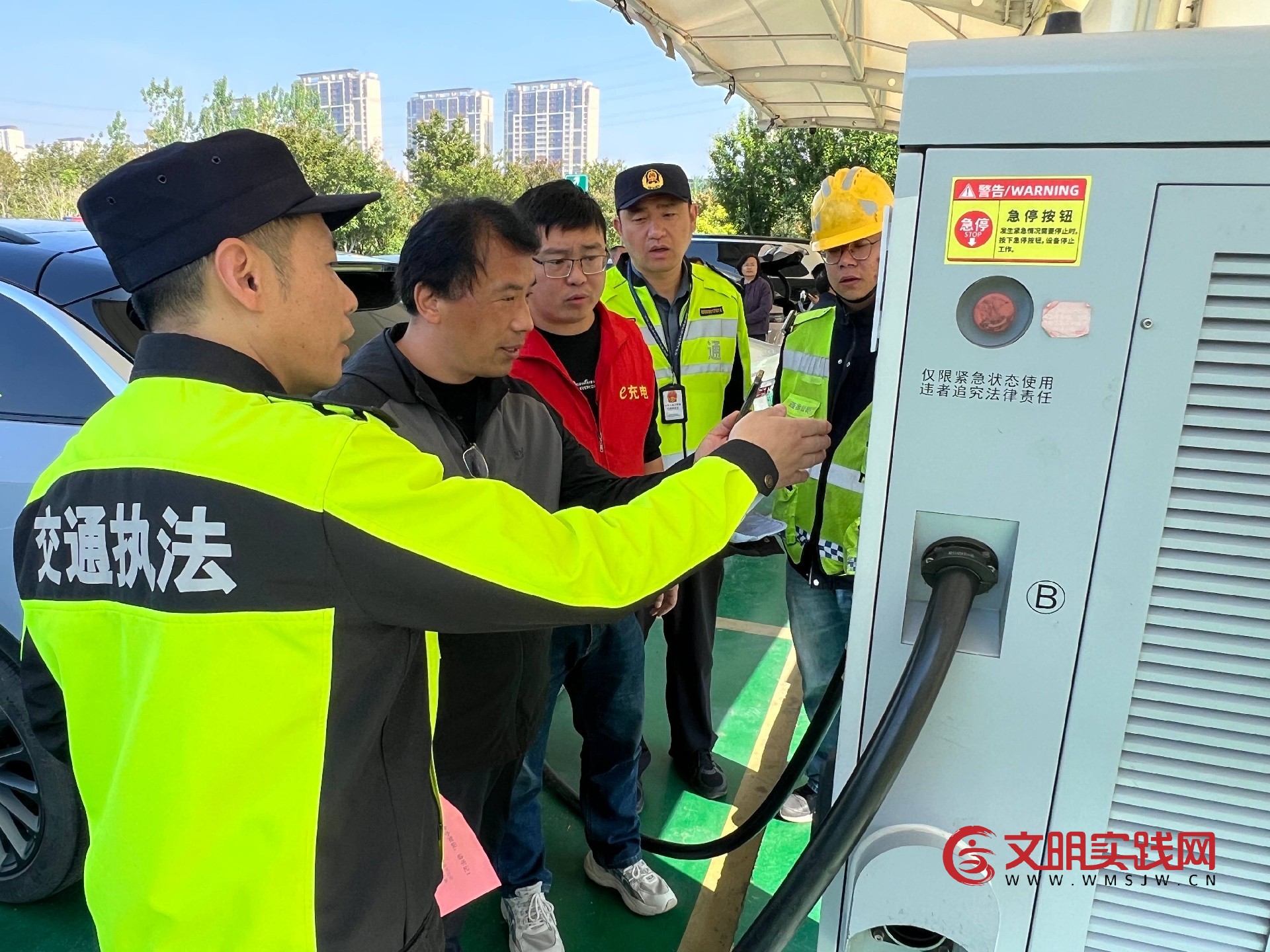 “高速雷锋车”暖心护航  开展保通保畅与普法服务