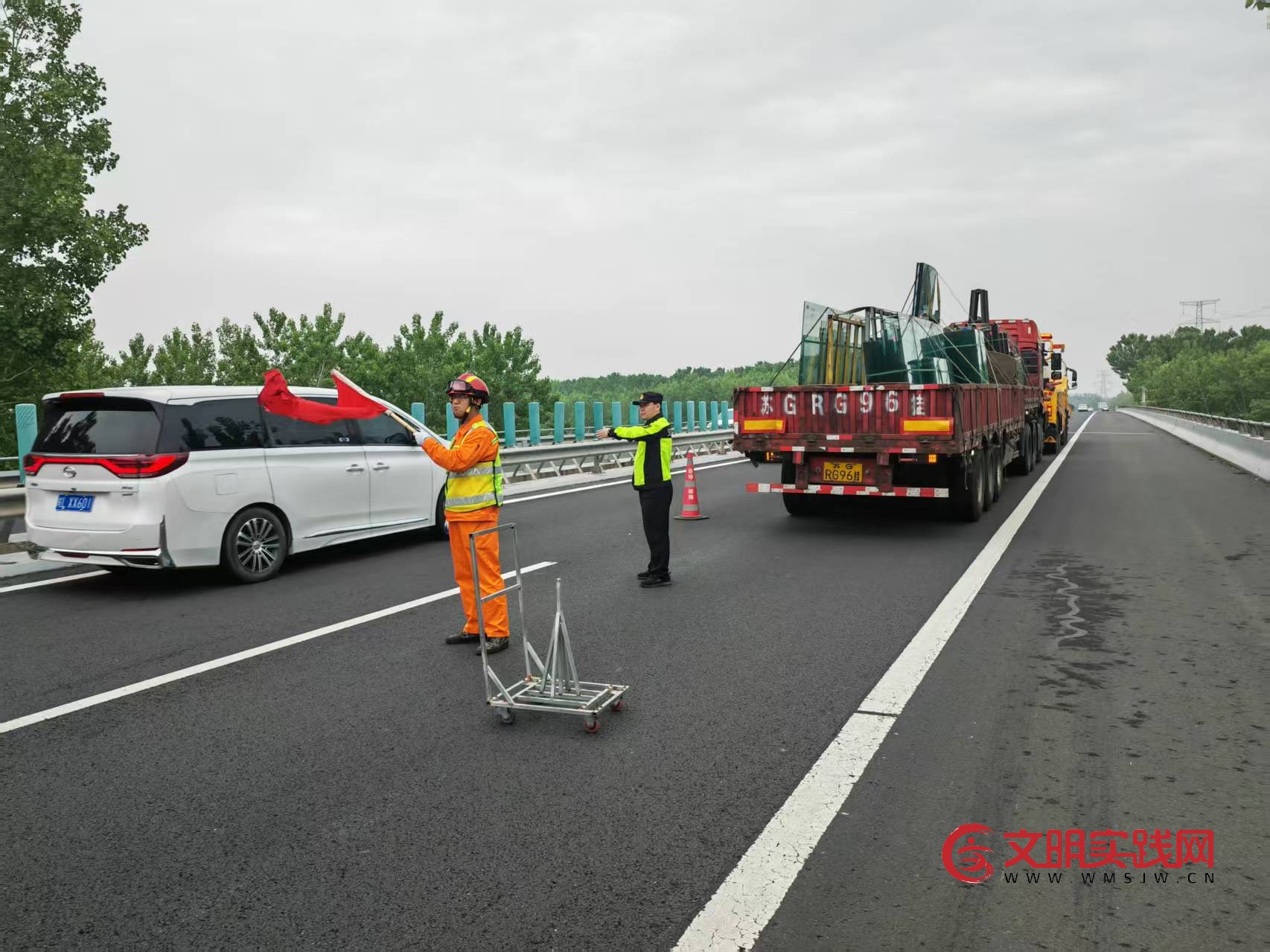 “五一”假期第二天 满载玻璃货车高速故障趴窝 “一路三方”15分钟极速免费救援保畅通
