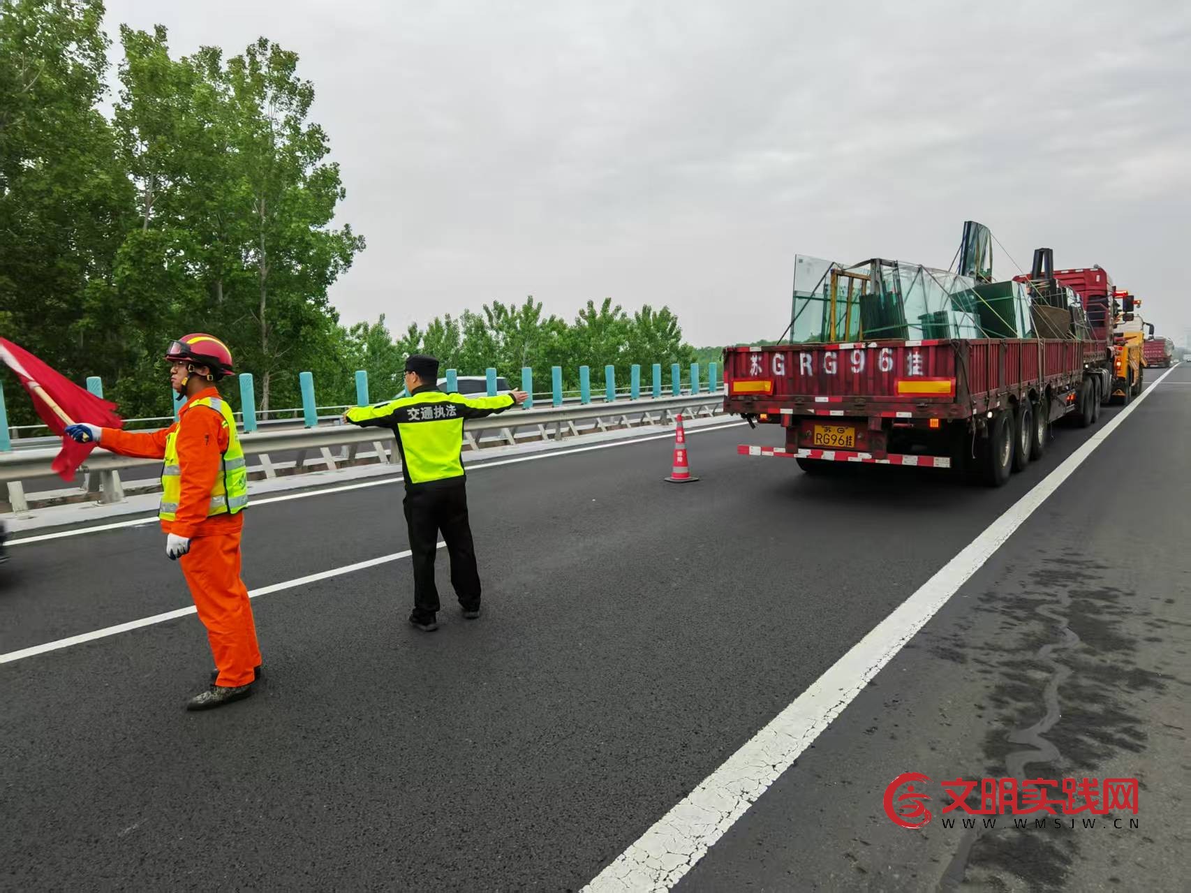 “五一”假期第二天 满载玻璃货车高速故障趴窝 “一路三方”15分钟极速免费救援保畅通
