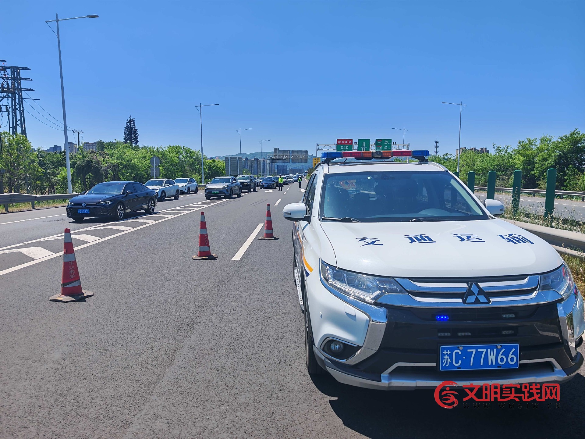 五一我在岗 连徐“高速雷锋车”护航五一出行路
