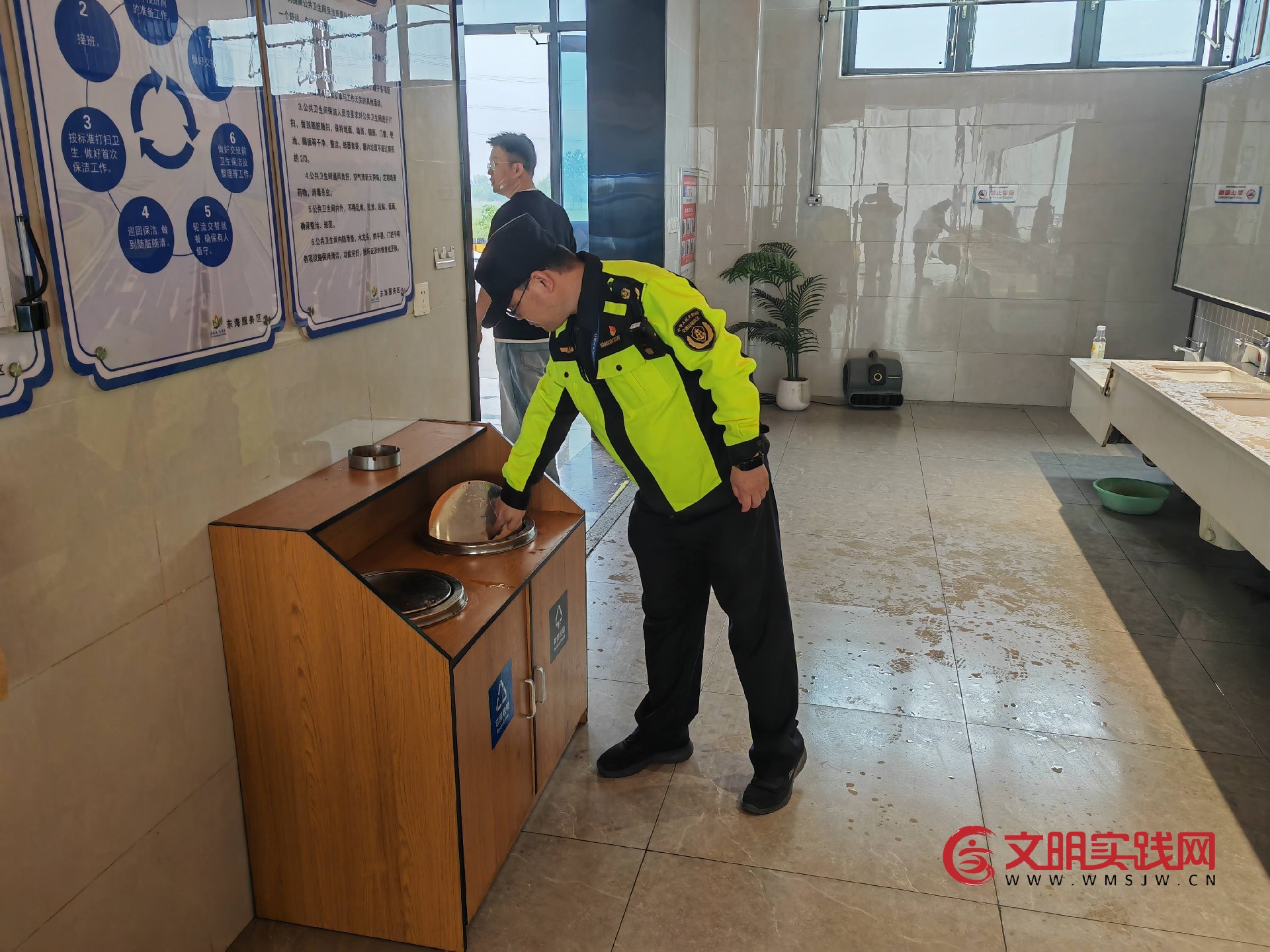 五一我在岗 连徐“高速雷锋车”护航五一出行路