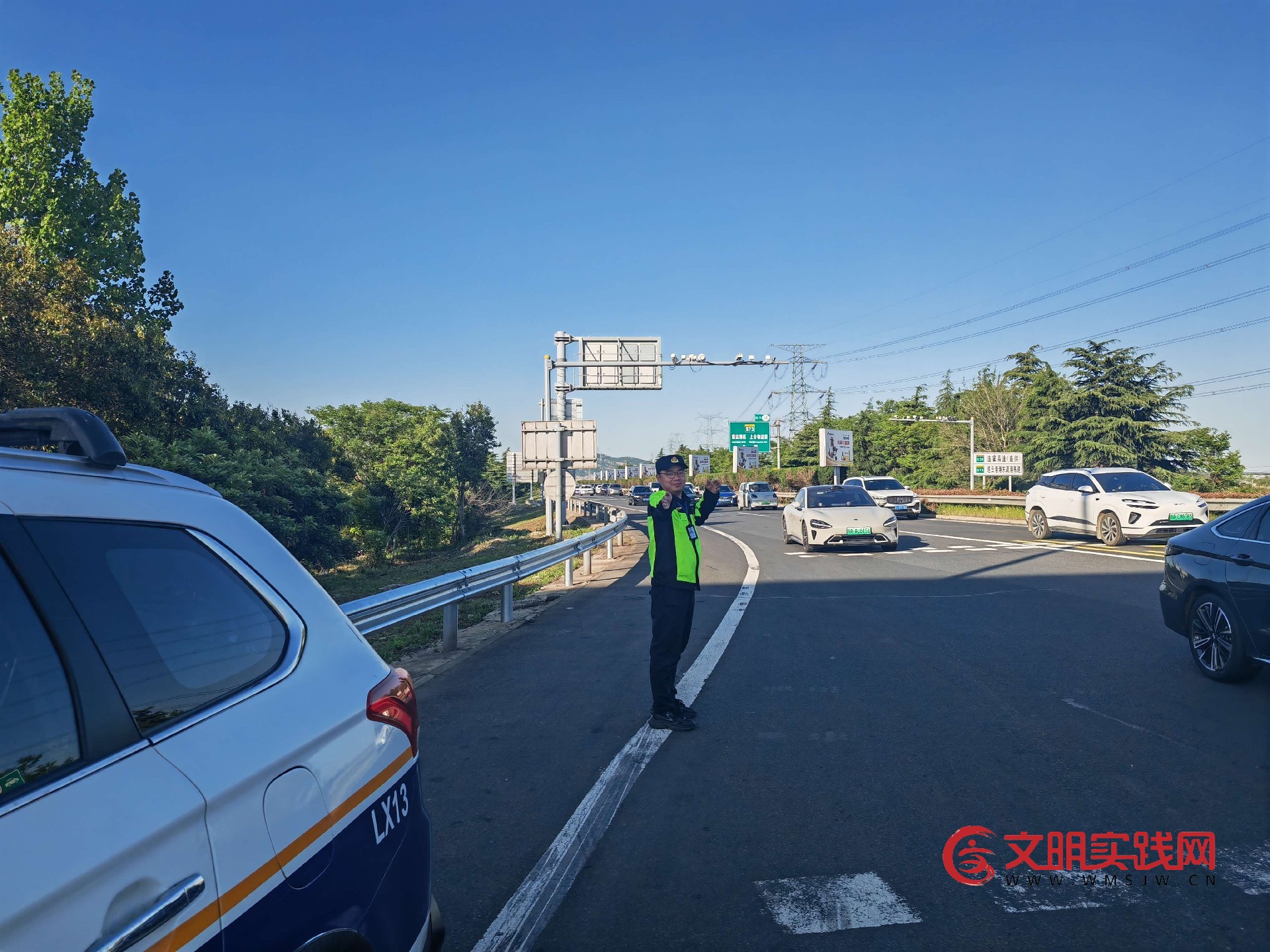 五一我在岗 连徐“高速雷锋车”护航五一出行路