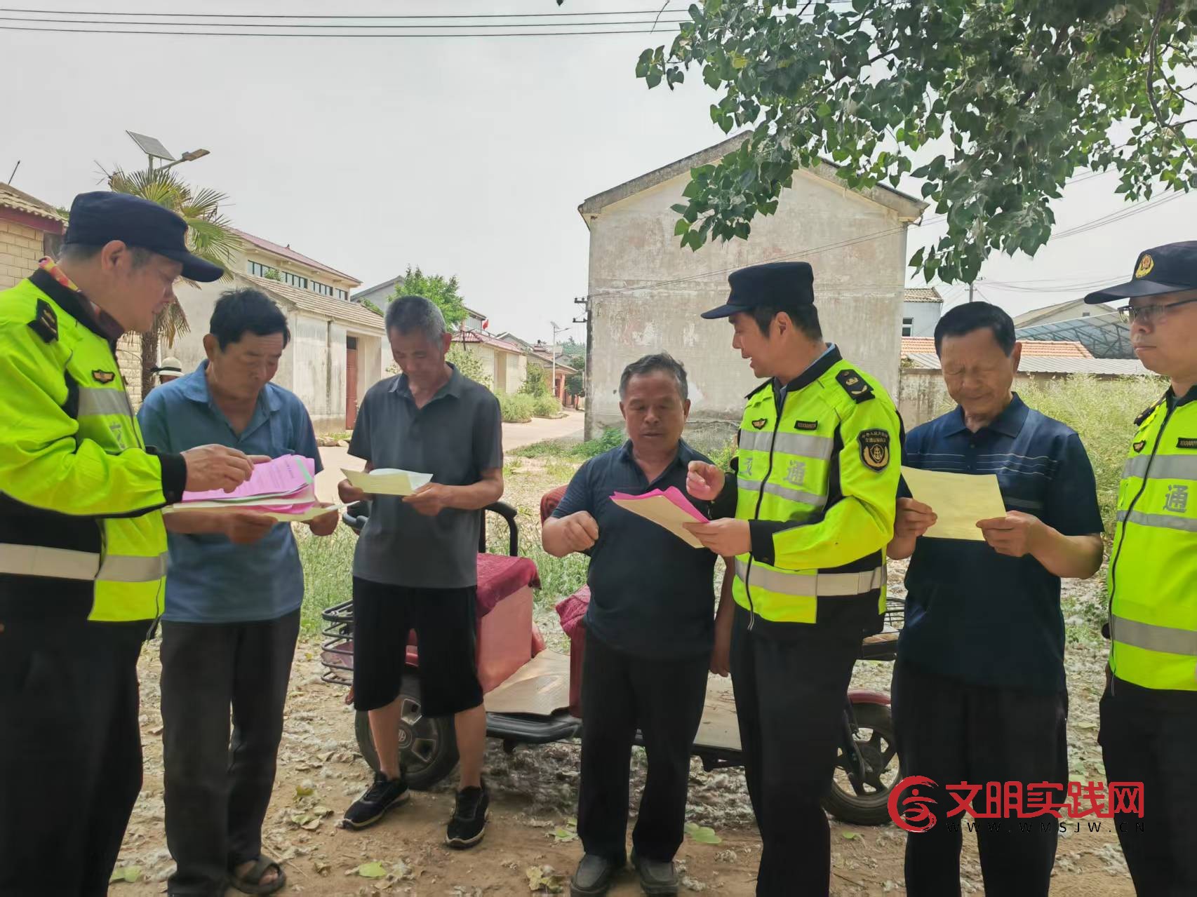 爱路护路共奔赴 携手共绘“同心圆” ——连徐支队第五大队开展路政宣传月活动 爱路护路共奔赴 携手共绘“同心圆” ——连徐支队第五大队开展路政宣传月活动