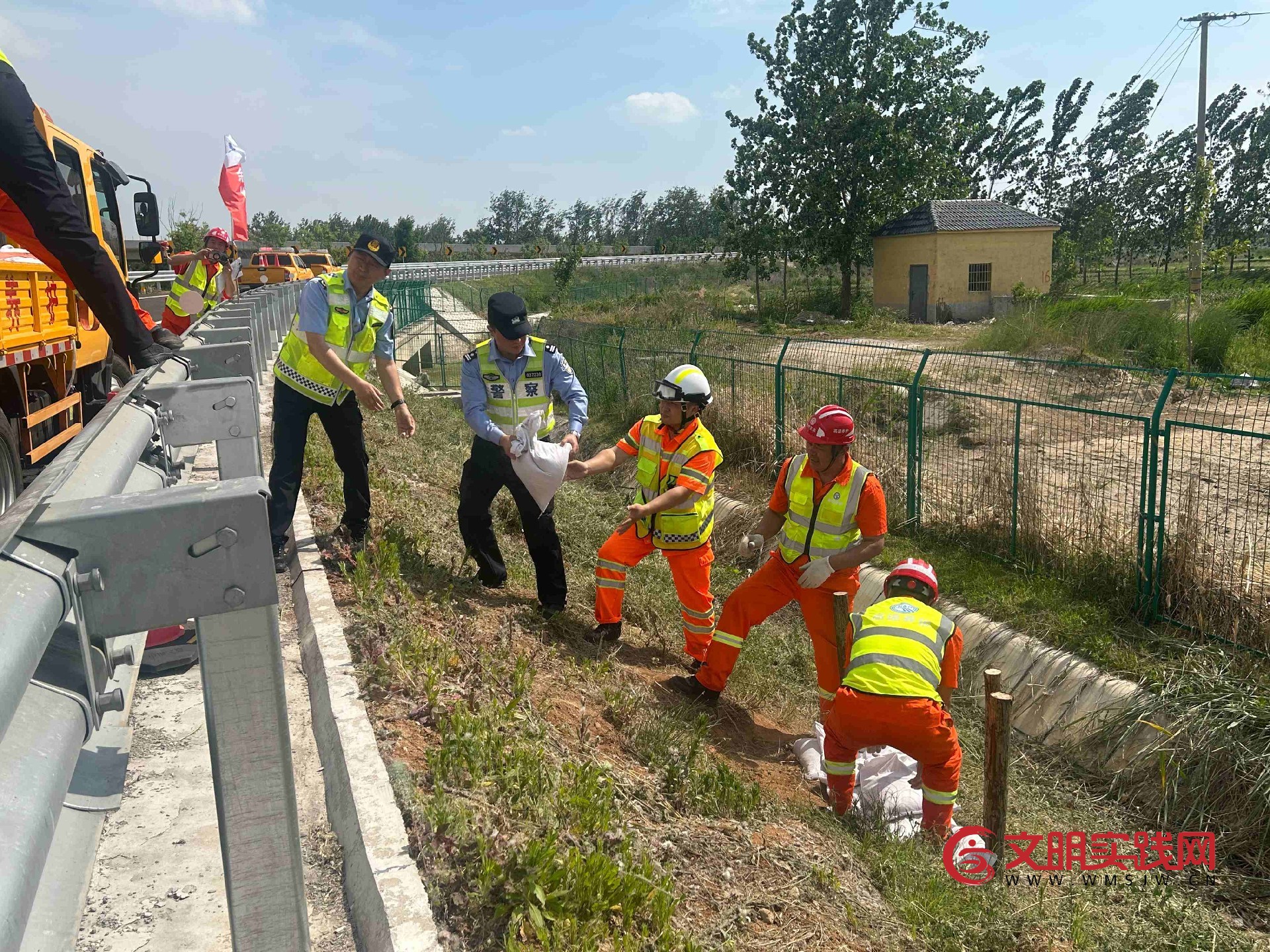 “一路多方”联动演练 筑牢汛期道路安全防线