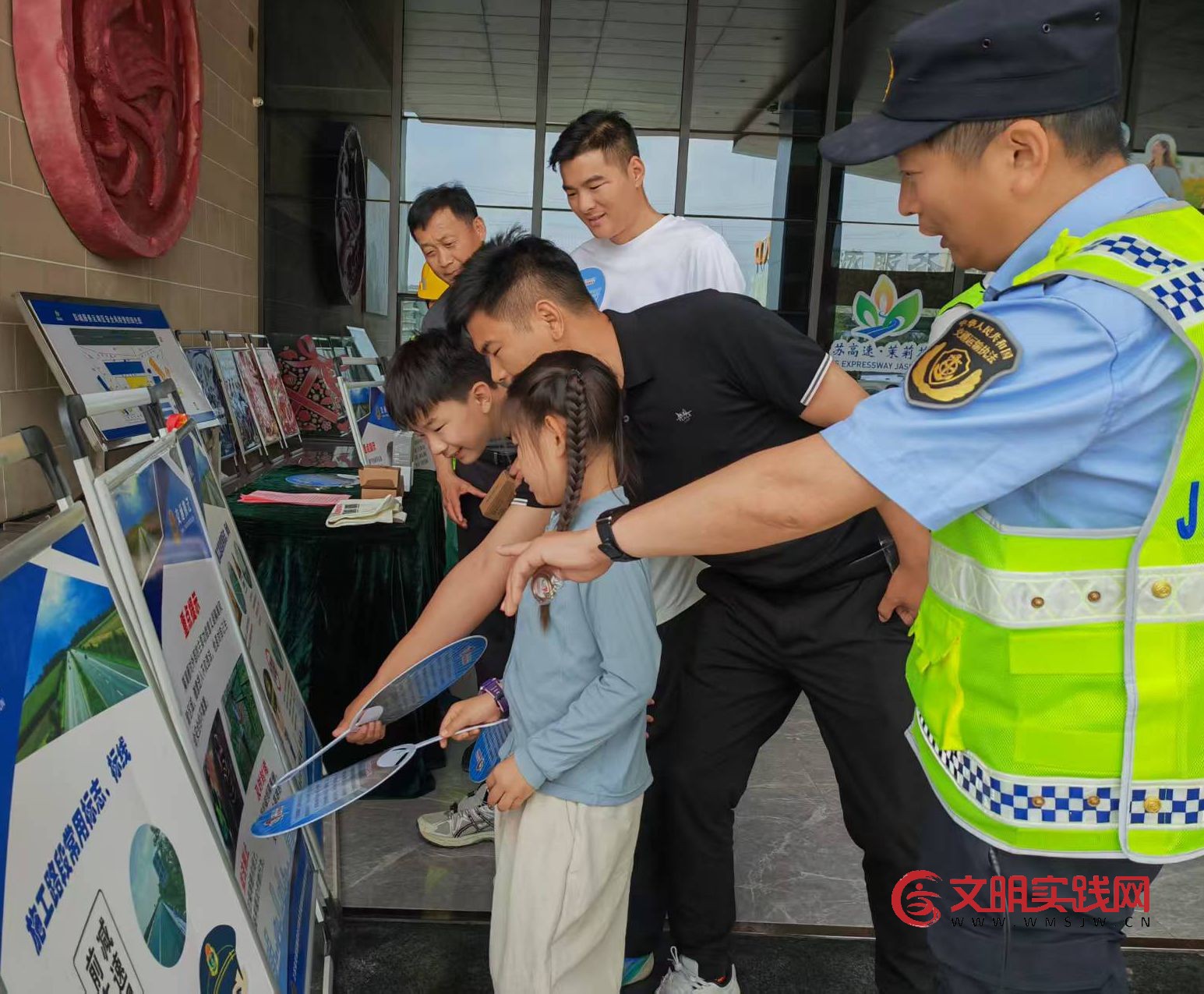 连徐支队：普法宣传进服务区 暖心服务伴平安出行