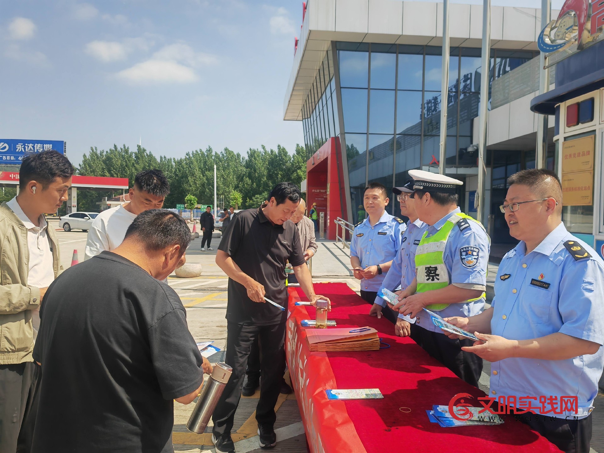 普法宣传零距离 安全护航伴你行 ——连徐支队第四大队联合高速交警开展“路政宣传月”暨“安康杯”主题宣传活动 普法宣传零距离 安全护航伴你行 ——连徐支队第四大队联合高速交警开展“路政宣传月”暨“安康杯”主题宣传活动