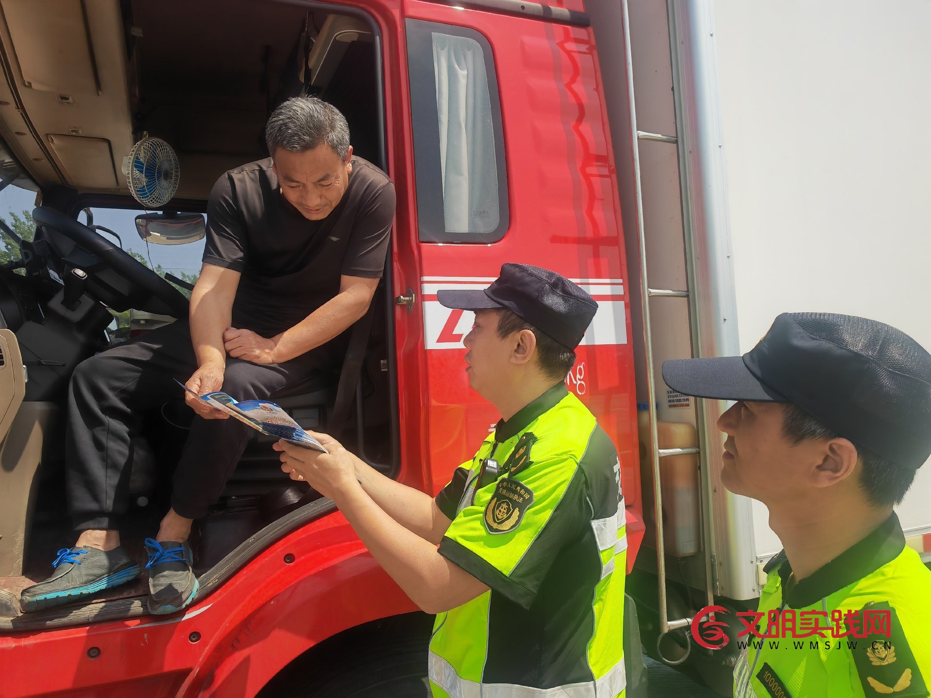 普法宣传零距离 安全护航伴你行 ——连徐支队第四大队联合高速交警开展“路政宣传月”暨“安康杯”主题宣传活动 普法宣传零距离 安全护航伴你行 ——连徐支队第四大队联合高速交警开展“路政宣传月”暨“安康杯”主题宣传活动