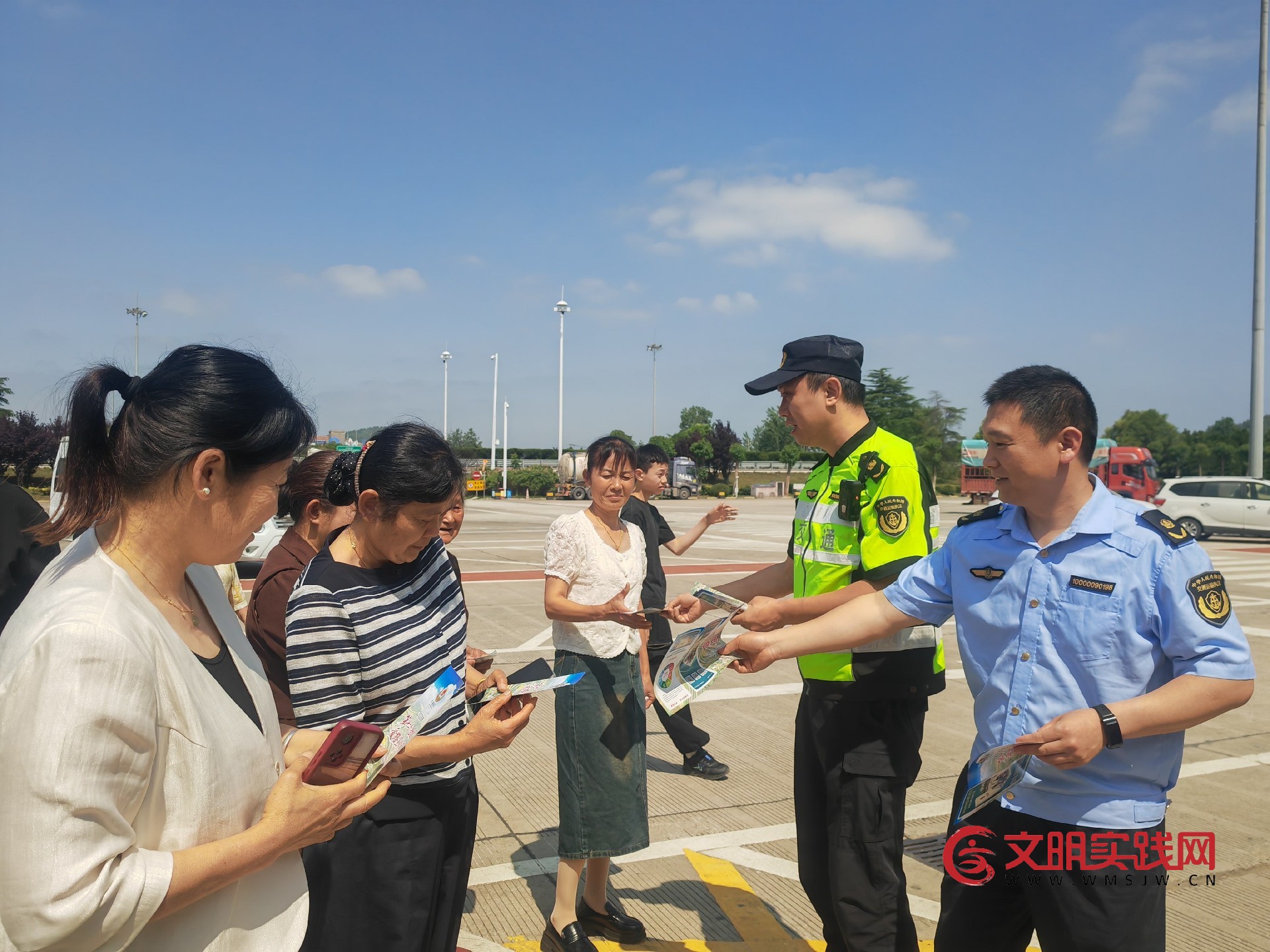 普法宣传零距离 安全护航伴你行 ——连徐支队第四大队联合高速交警开展“路政宣传月”暨“安康杯”主题宣传活动 普法宣传零距离 安全护航伴你行 ——连徐支队第四大队联合高速交警开展“路政宣传月”暨“安康杯”主题宣传活动