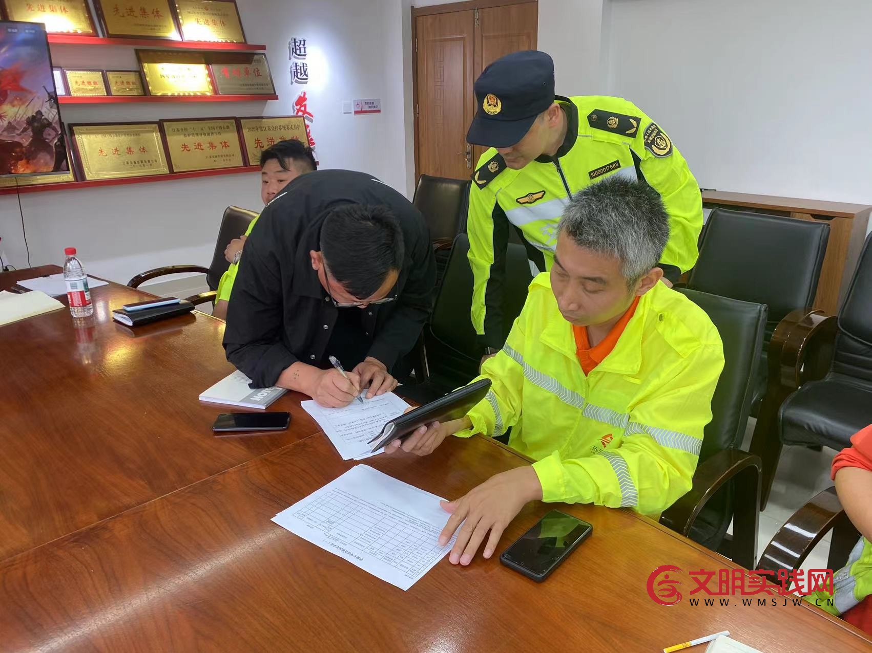 邀约式安全检查+人性化定制培训 连徐“一路三方”送“法”上门强化养护安全 邀约式安全检查+人性化定制培训 连徐“一路三方”送“法”上门强化养护安全
