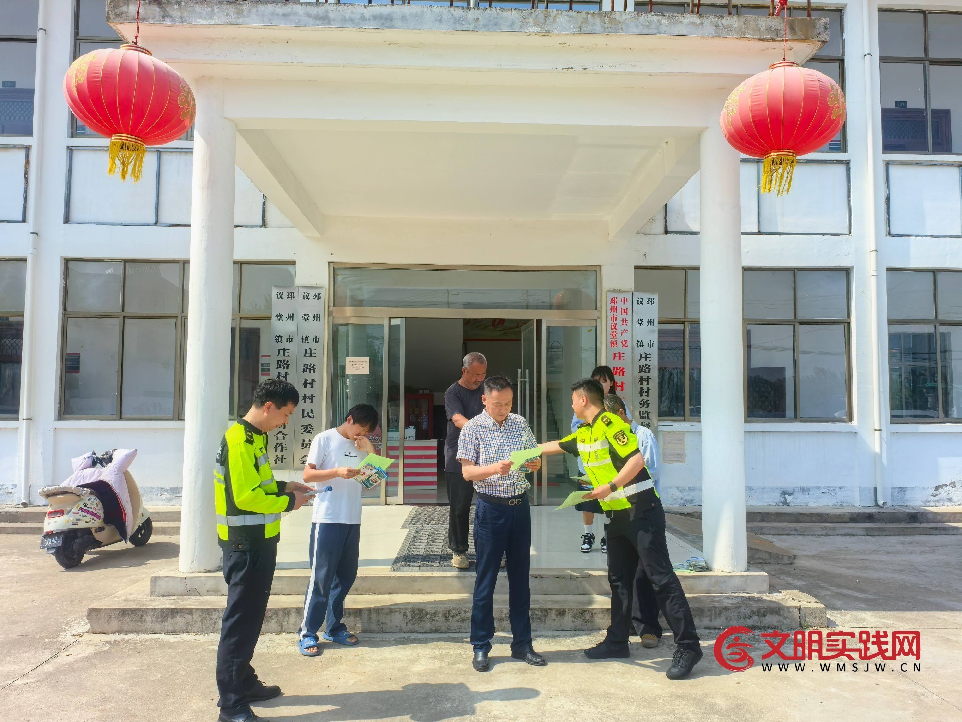 抓长抓常  保安保畅 第二大队走进乡村开展路政宣传月活动