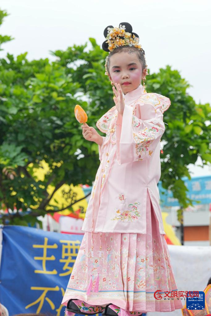 香港举办长洲太平清醮“飘色会景巡游” 香港举办长洲太平清醮“飘色会景巡游”