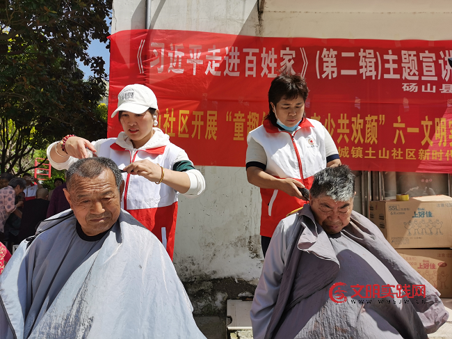 暖心“六一” 情暖邻里 ——县红十字会开展关爱“一老一小”志愿服务活动 暖心“六一” 情暖邻里 ——县红十字会开展关爱“一老一小”志愿服务活动