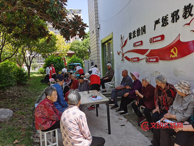 暖心“六一” 情暖邻里 ——县红十字会开展关爱“一老一小”志愿服务活动 暖心“六一” 情暖邻里 ——县红十字会开展关爱“一老一小”志愿服务活动
