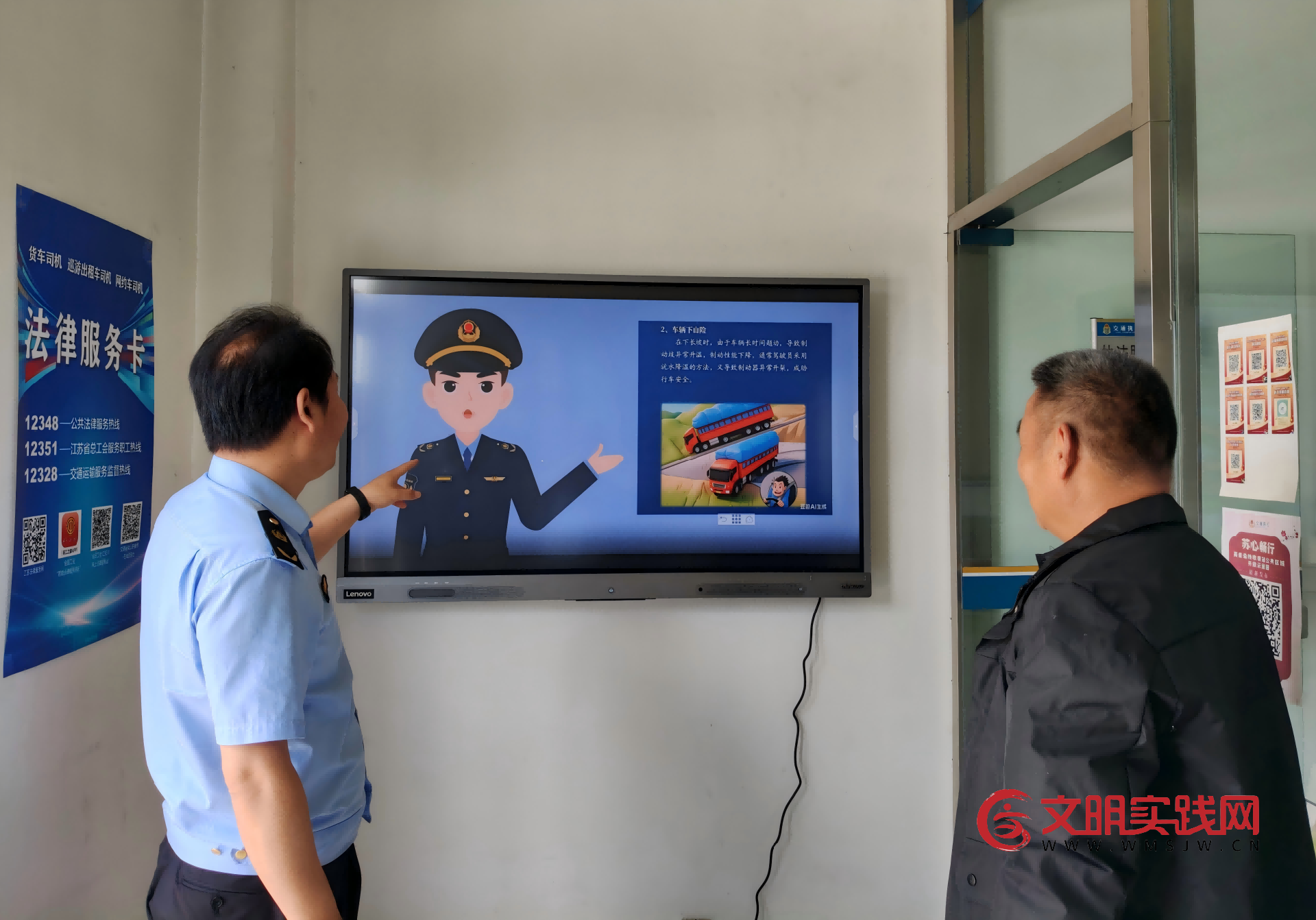 公路执法守底线  路政服务暖民心