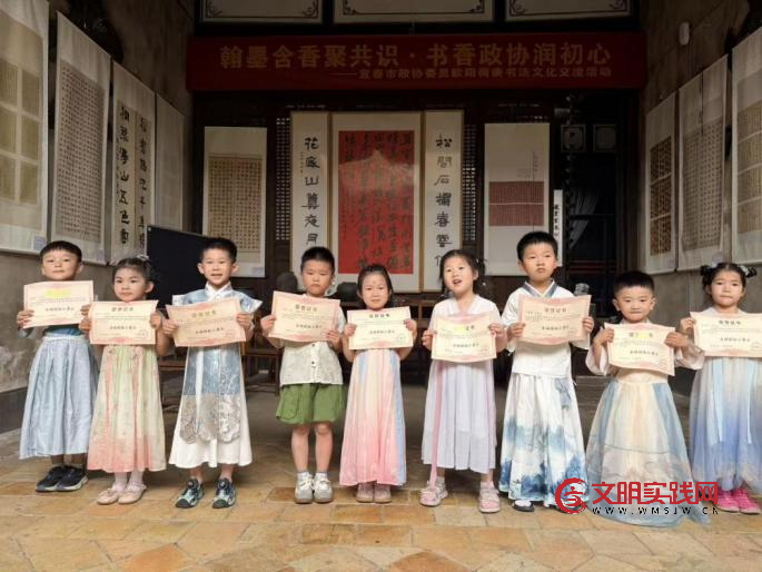 汉服寻古韵 童心绘古城 ——江西万载县康乐幼儿园开展庆六一系列活动 汉服寻古韵 童心绘古城 ——江西万载县康乐幼儿园开展庆六一系列活动