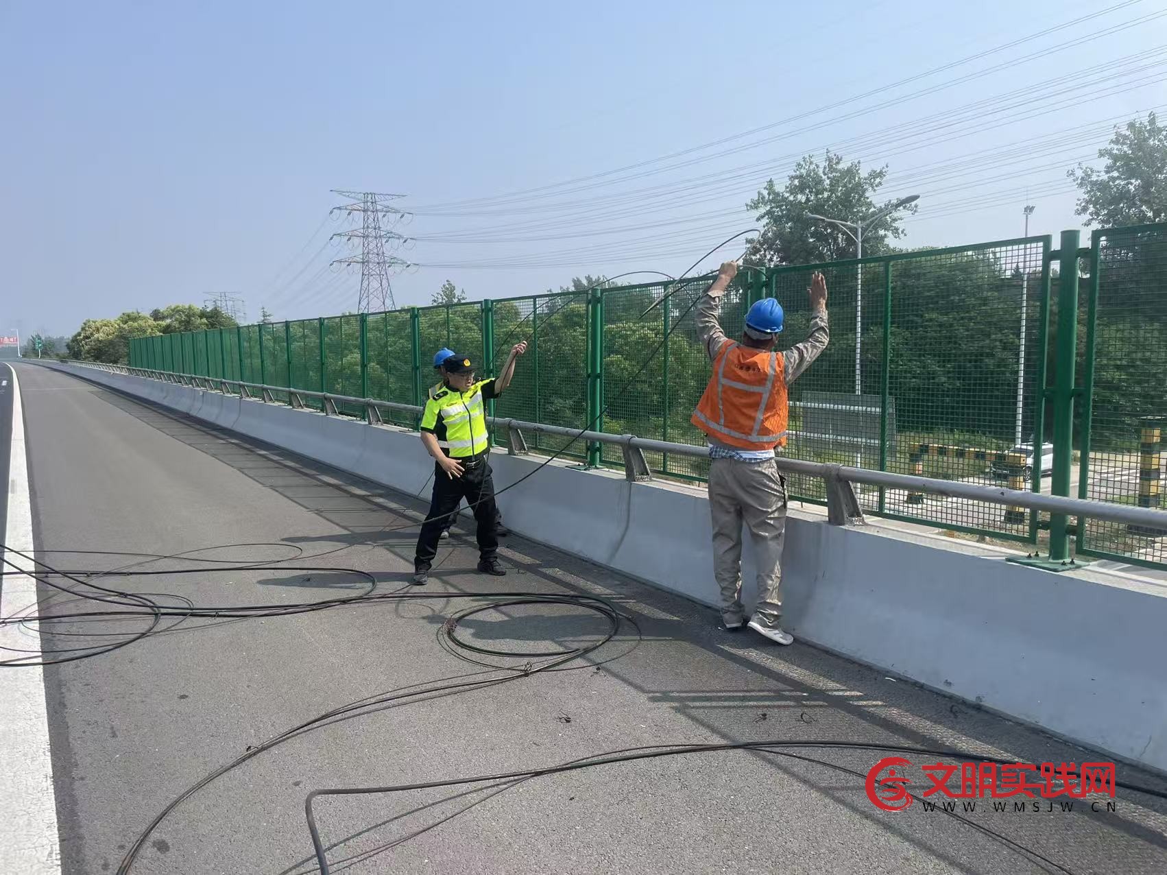 不封路、不停车、不堵心 江苏交通执法联合高速交管首创“动态压速”拆除废弃电力线路 不封路、不停车、不堵心 江苏交通执法联合高速交管首创“动态压速”拆除废弃电力线路