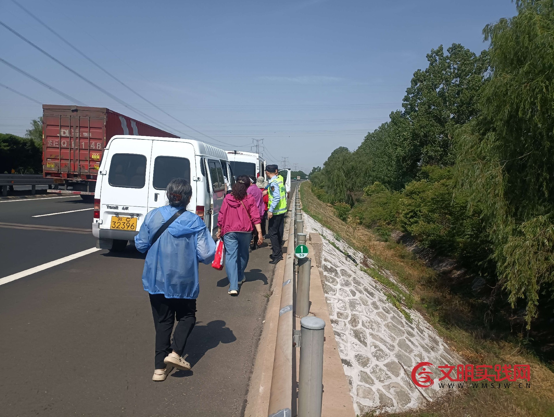 客车高速突发抛锚 连徐“高速雷锋车”火速驰援暖心转运54名乘客 客车高速突发抛锚 连徐“高速雷锋车”火速驰援暖心转运54名乘客