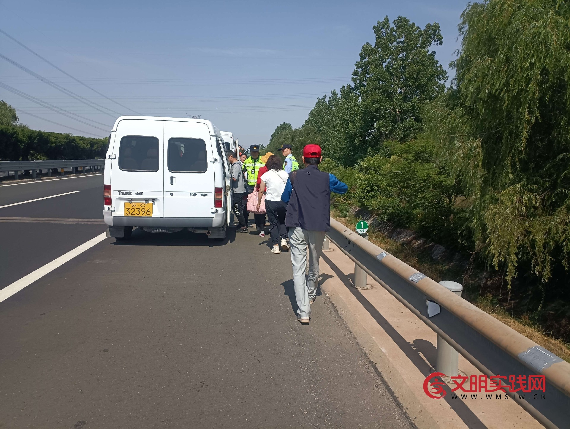 客车高速突发抛锚 连徐“高速雷锋车”火速驰援暖心转运54名乘客 客车高速突发抛锚 连徐“高速雷锋车”火速驰援暖心转运54名乘客