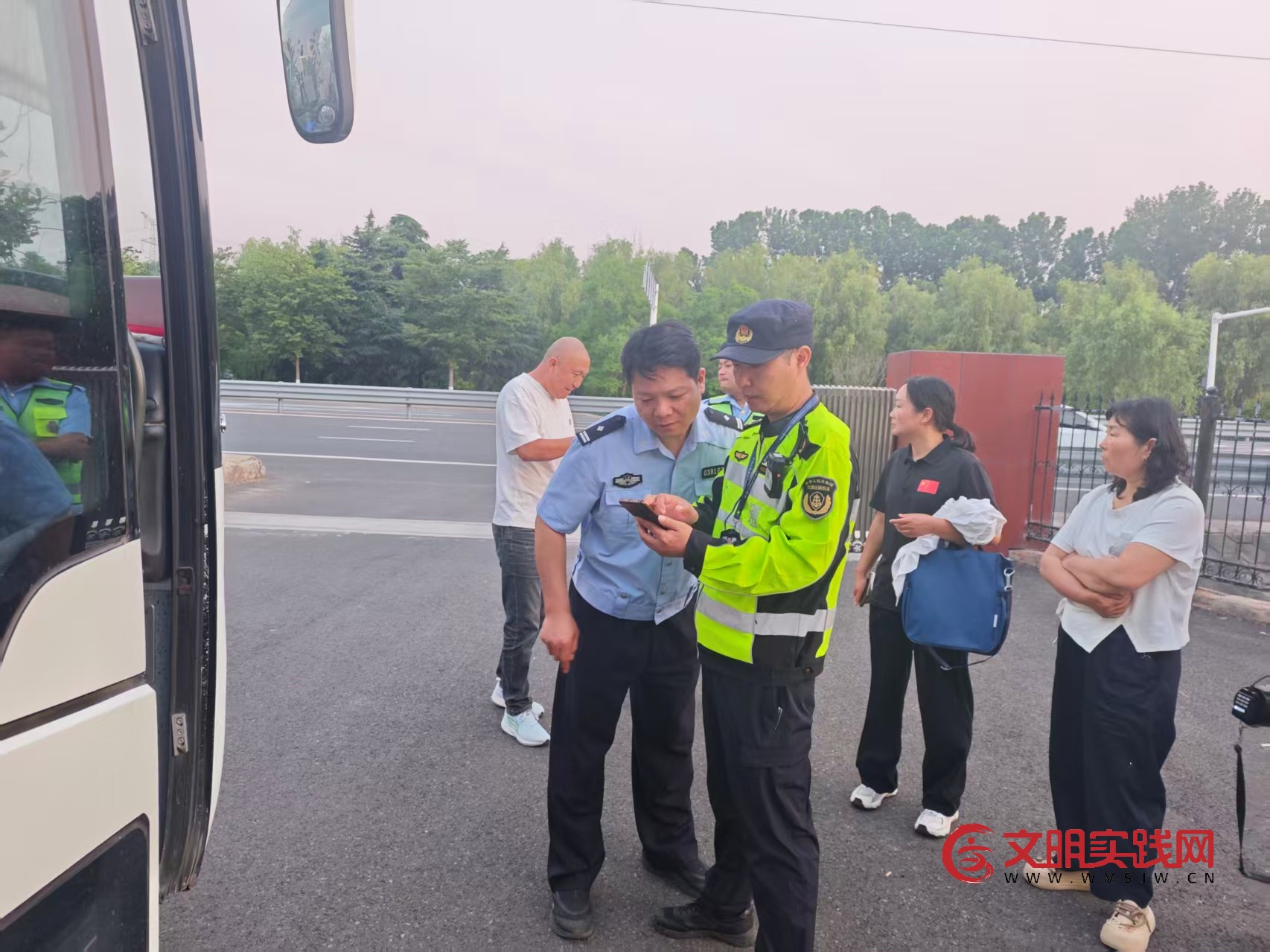 说理式执法+人性化服务 路警联动处理“研学游”违法运输行为 说理式执法+人性化服务 路警联动处理“研学游”违法运输行为