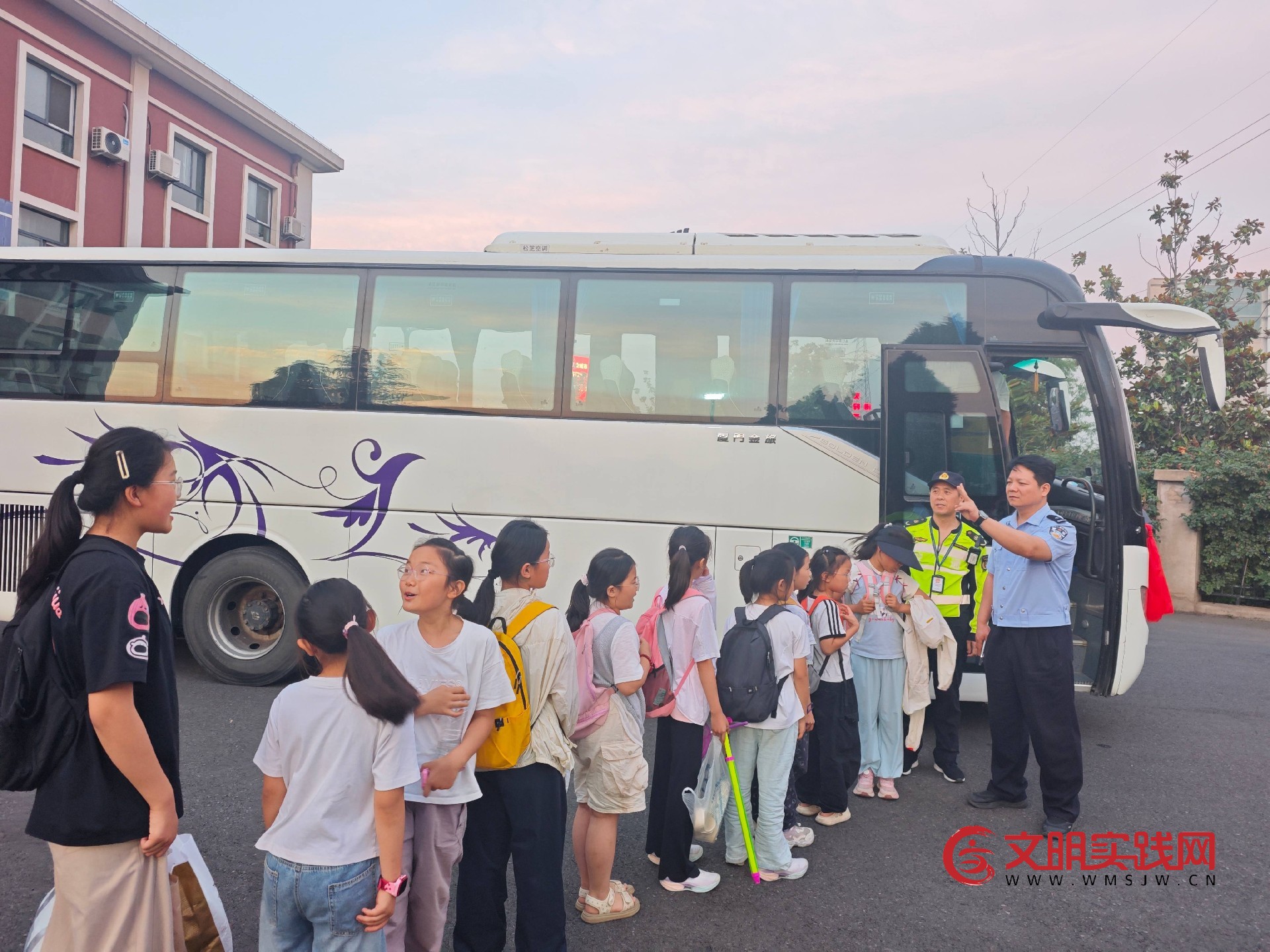 说理式执法+人性化服务 路警联动处理“研学游”违法运输行为 说理式执法+人性化服务 路警联动处理“研学游”违法运输行为