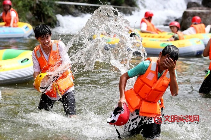 燃情开漂!金兰龙王峡开启湘中南夏日避暑秘境 微信图片_20260705192337_52_483.jpg