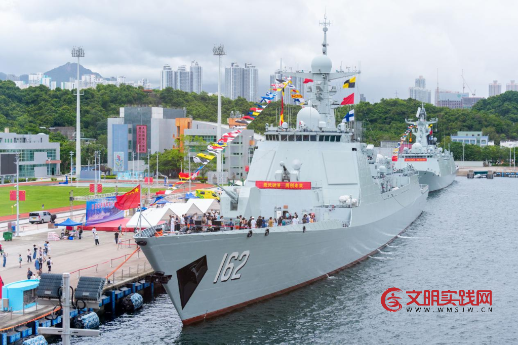 舰耀香江 寸心报国——海军舰艇编队面向港澳市民开放见闻