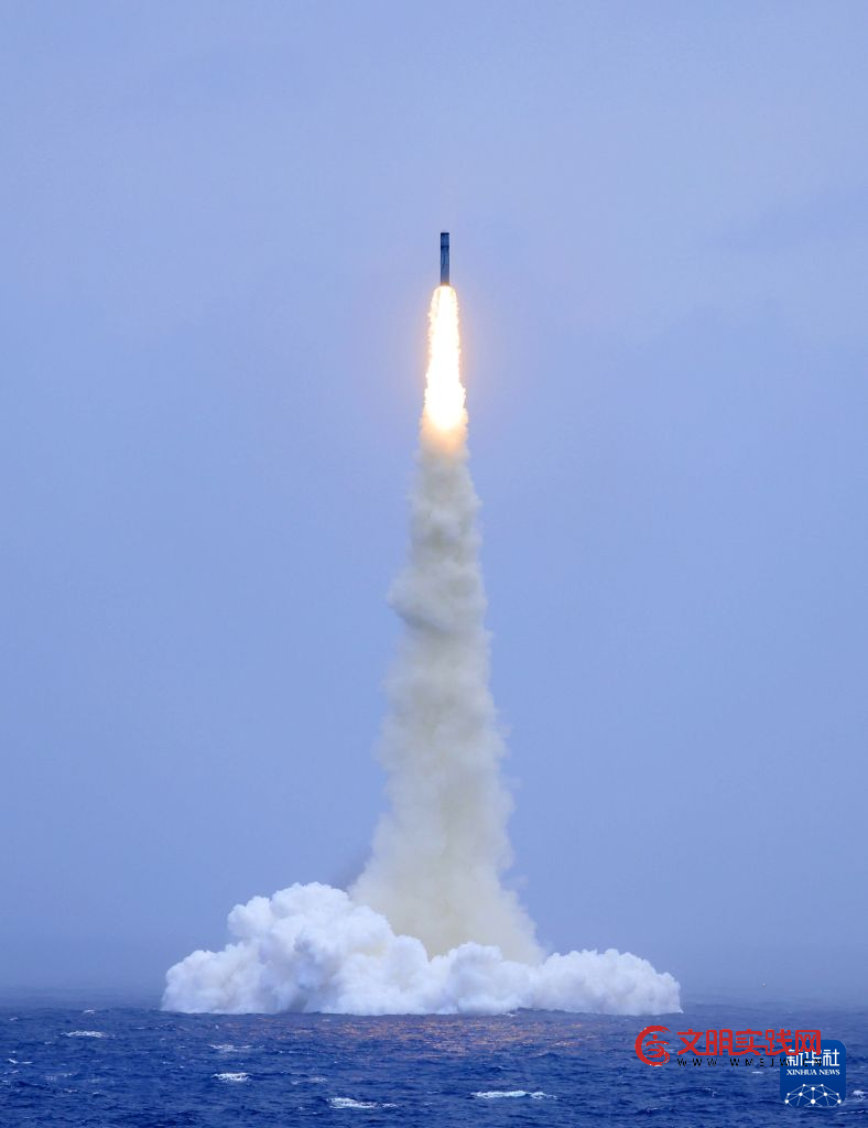 中国海军成功组织潜射战略导弹试射