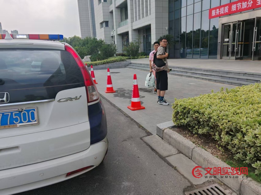 事故乘客突发吐血 连徐“高速雷锋车” 紧急送医 事故乘客突发吐血 连徐“高速雷锋车” 紧急送医