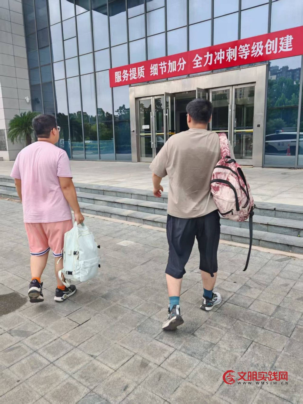 事故乘客突发吐血 连徐“高速雷锋车” 紧急送医 事故乘客突发吐血 连徐“高速雷锋车” 紧急送医